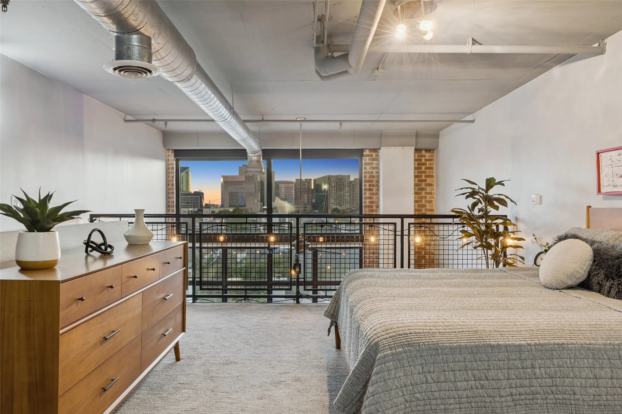 Condominium For Sale in Dallas County , 3110 Thomas Avenue 537, Dallas, Texas 75204, 1 Bedroom, 2 Bathroom, 1 Garage spaces, 914 Sqft, built in 1998, mls#21405250, Real Estate Agent in Dallas, Homes For Sale in Dallas county, Homes For Sale in Dallas, Realtor in Dallas Texas, Real Estate Brokerage Independent Realty Texas, Luminita Cordes Realtor