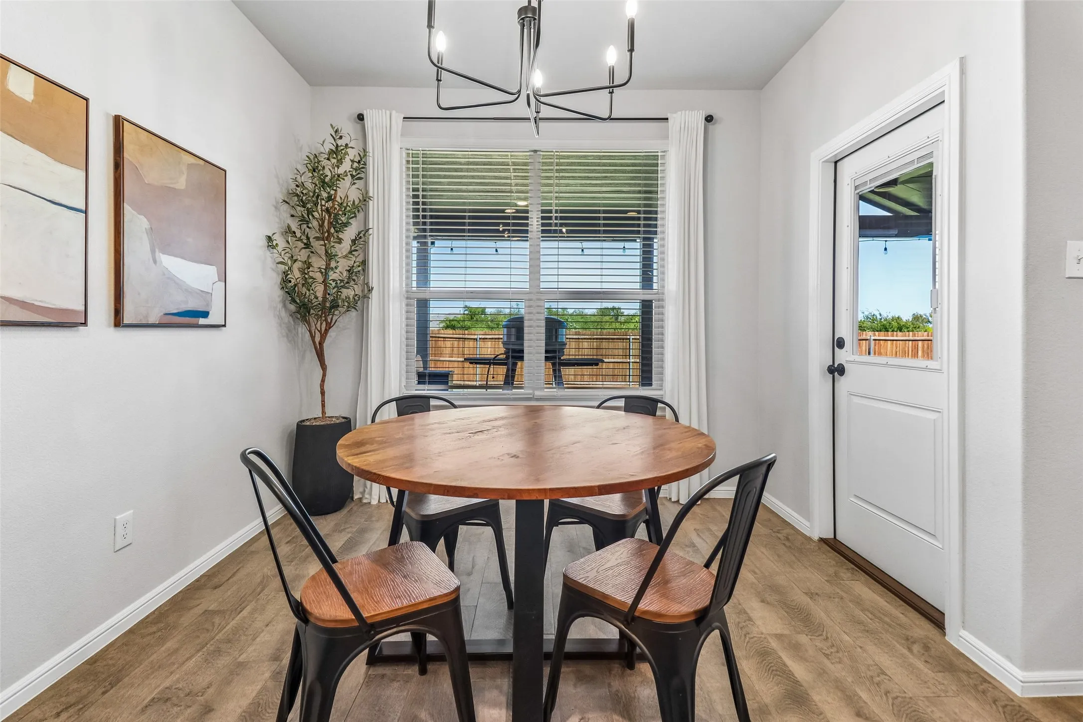 Single Family Residence For Sale in Tarrant County , 304 Crowfoot Drive, Fort Worth, Texas 76131, 3 Bedroom, 2 Bathroom, 2 Garage spaces, 1,466 Sqft, built in 2022, mls#21406147, Real Estate Agent in Fort Worth, Homes For Sale in Tarrant county, Homes For Sale in Fort Worth, Realtor in Fort Worth Texas, Real Estate Brokerage Independent Realty Texas, Luminita Cordes Realtor