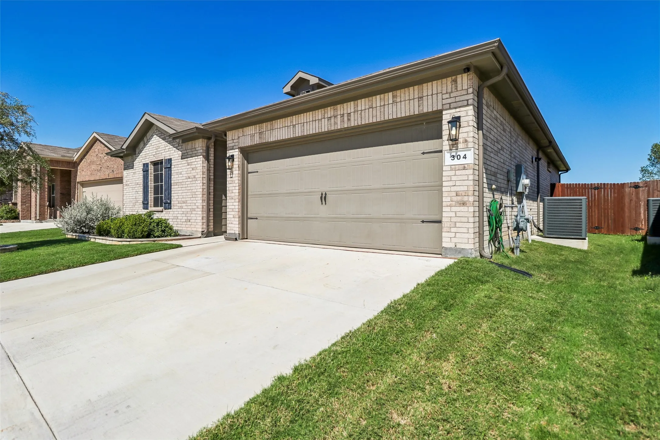 Single Family Residence For Sale in Tarrant County , 304 Crowfoot Drive, Fort Worth, Texas 76131, 3 Bedroom, 2 Bathroom, 2 Garage spaces, 1,466 Sqft, built in 2022, mls#21406147, Real Estate Agent in Fort Worth, Homes For Sale in Tarrant county, Homes For Sale in Fort Worth, Realtor in Fort Worth Texas, Real Estate Brokerage Independent Realty Texas, Luminita Cordes Realtor
