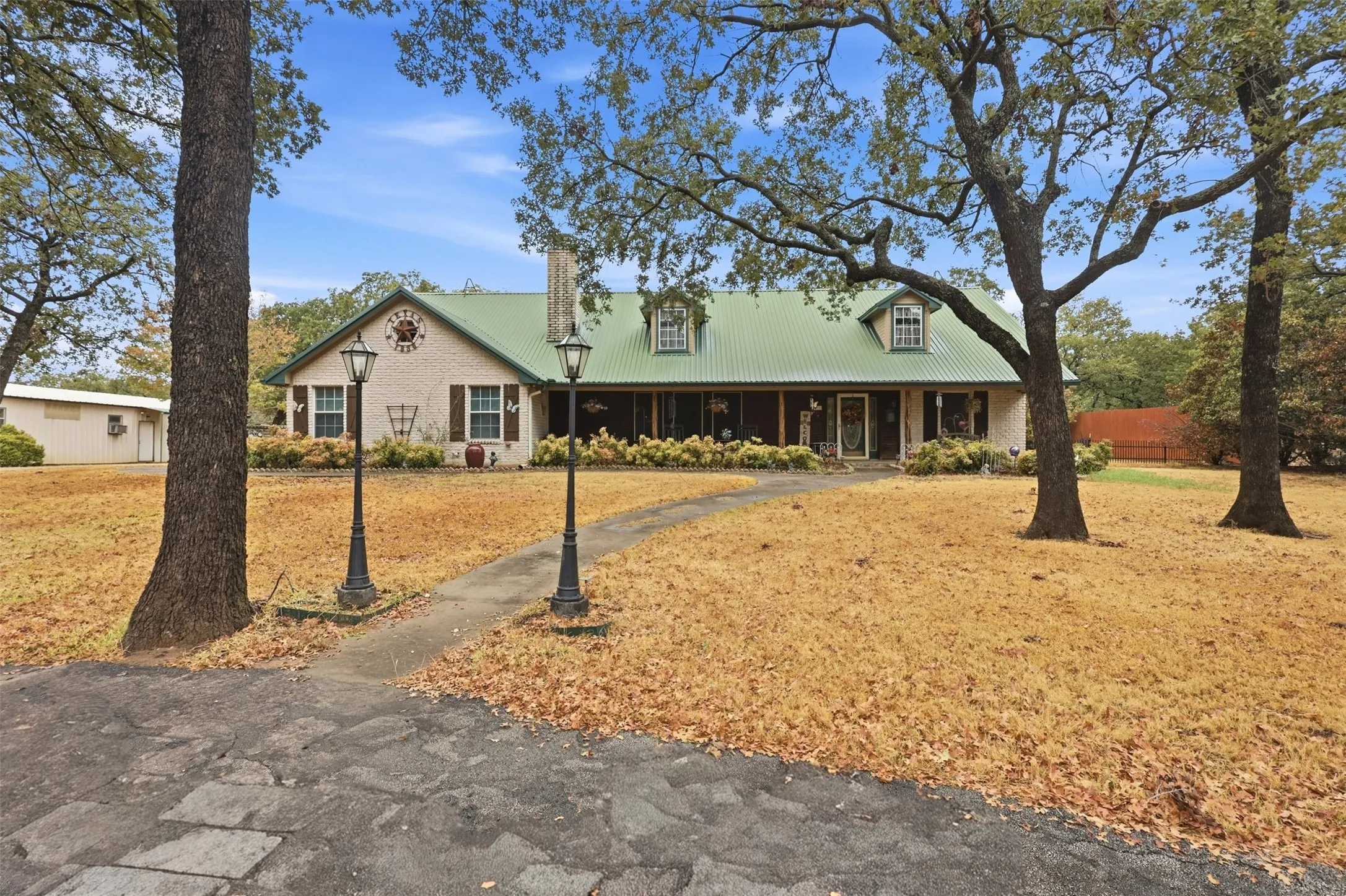Single Family Residence For Sale in Wise County , 211 Private Road 4931, Springtown, Texas 76082, 3 Bedroom, 3 Bathroom, 2 Garage spaces, 2,307 Sqft, built in 2001, mls#21399726, Real Estate Agent in Springtown, Homes For Sale in Wise county, Homes For Sale in Springtown, Realtor in Springtown Texas, Real Estate Brokerage Independent Realty Texas, Luminita Cordes Realtor