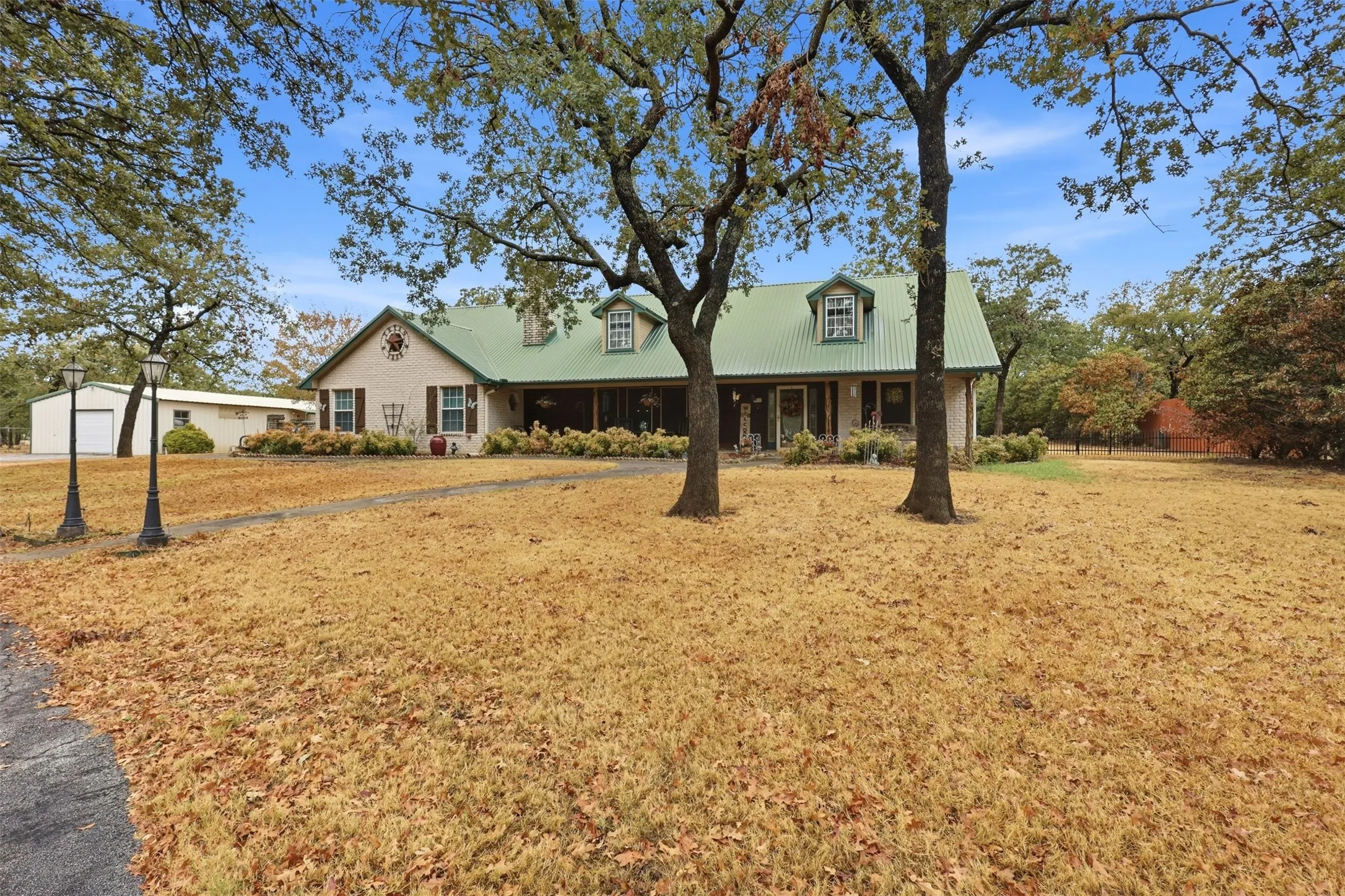 Single Family Residence For Sale in Wise County , 211 Private Road 4931, Springtown, Texas 76082, 3 Bedroom, 3 Bathroom, 2 Garage spaces, 2,307 Sqft, built in 2001, mls#21399726, Real Estate Agent in Springtown, Homes For Sale in Wise county, Homes For Sale in Springtown, Realtor in Springtown Texas, Real Estate Brokerage Independent Realty Texas, Luminita Cordes Realtor