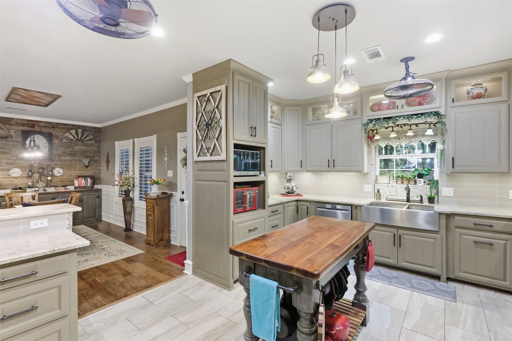 Single Family Residence For Sale in Wise County , 211 Private Road 4931, Springtown, Texas 76082, 3 Bedroom, 3 Bathroom, 2 Garage spaces, 2,307 Sqft, built in 2001, mls#21399726, Real Estate Agent in Springtown, Homes For Sale in Wise county, Homes For Sale in Springtown, Realtor in Springtown Texas, Real Estate Brokerage Independent Realty Texas, Luminita Cordes Realtor