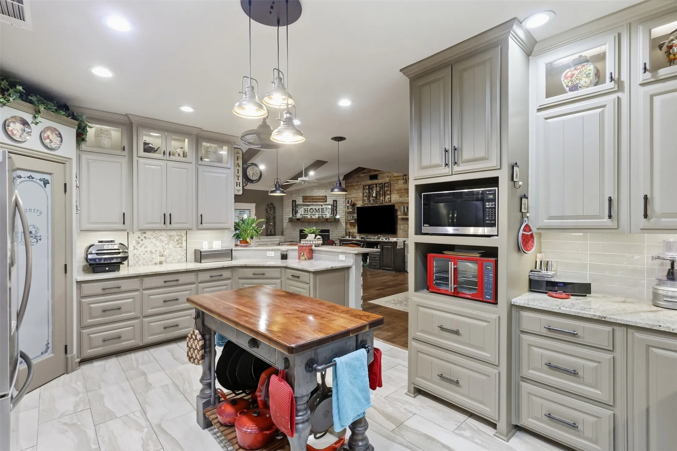 Single Family Residence For Sale in Wise County , 211 Private Road 4931, Springtown, Texas 76082, 3 Bedroom, 3 Bathroom, 2 Garage spaces, 2,307 Sqft, built in 2001, mls#21399726, Real Estate Agent in Springtown, Homes For Sale in Wise county, Homes For Sale in Springtown, Realtor in Springtown Texas, Real Estate Brokerage Independent Realty Texas, Luminita Cordes Realtor