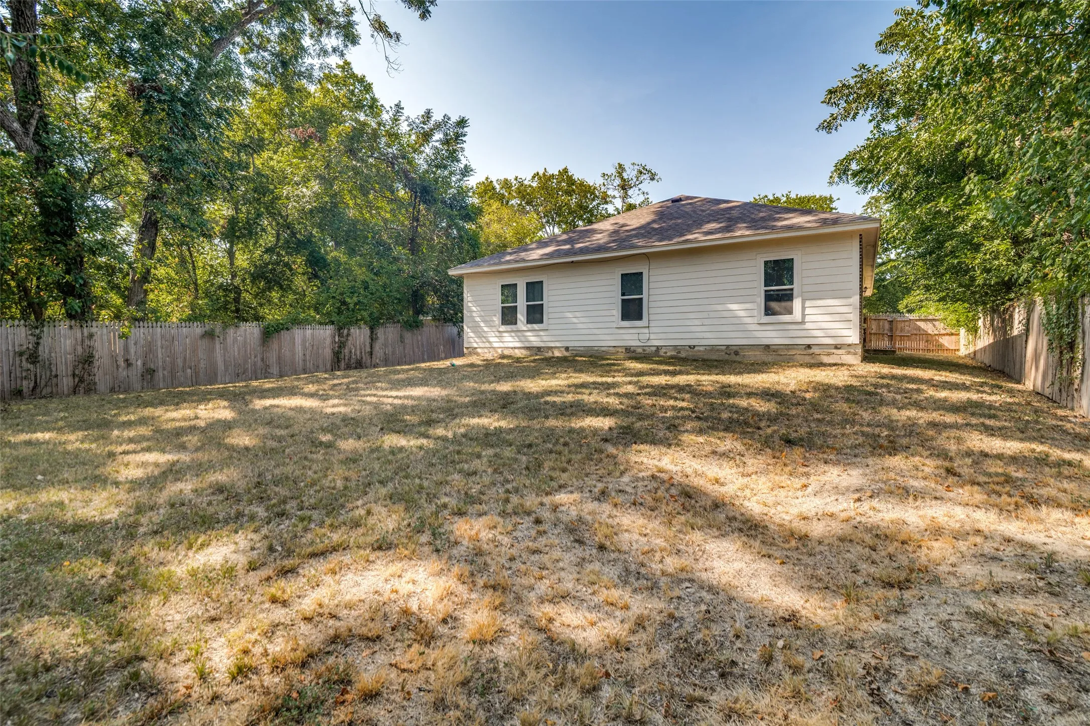 Single Family Residence For Sale in Kaufman County , 700 E Hickory Street, Kaufman, Texas 75142, 4 Bedroom, 2 Bathroom, 2 Garage spaces, 1,600 Sqft, built in 2023, mls#21406750, Real Estate Agent in Kaufman, Homes For Sale in Kaufman county, Homes For Sale in Kaufman, Realtor in Kaufman Texas, Real Estate Brokerage Independent Realty Texas, Luminita Cordes Realtor
