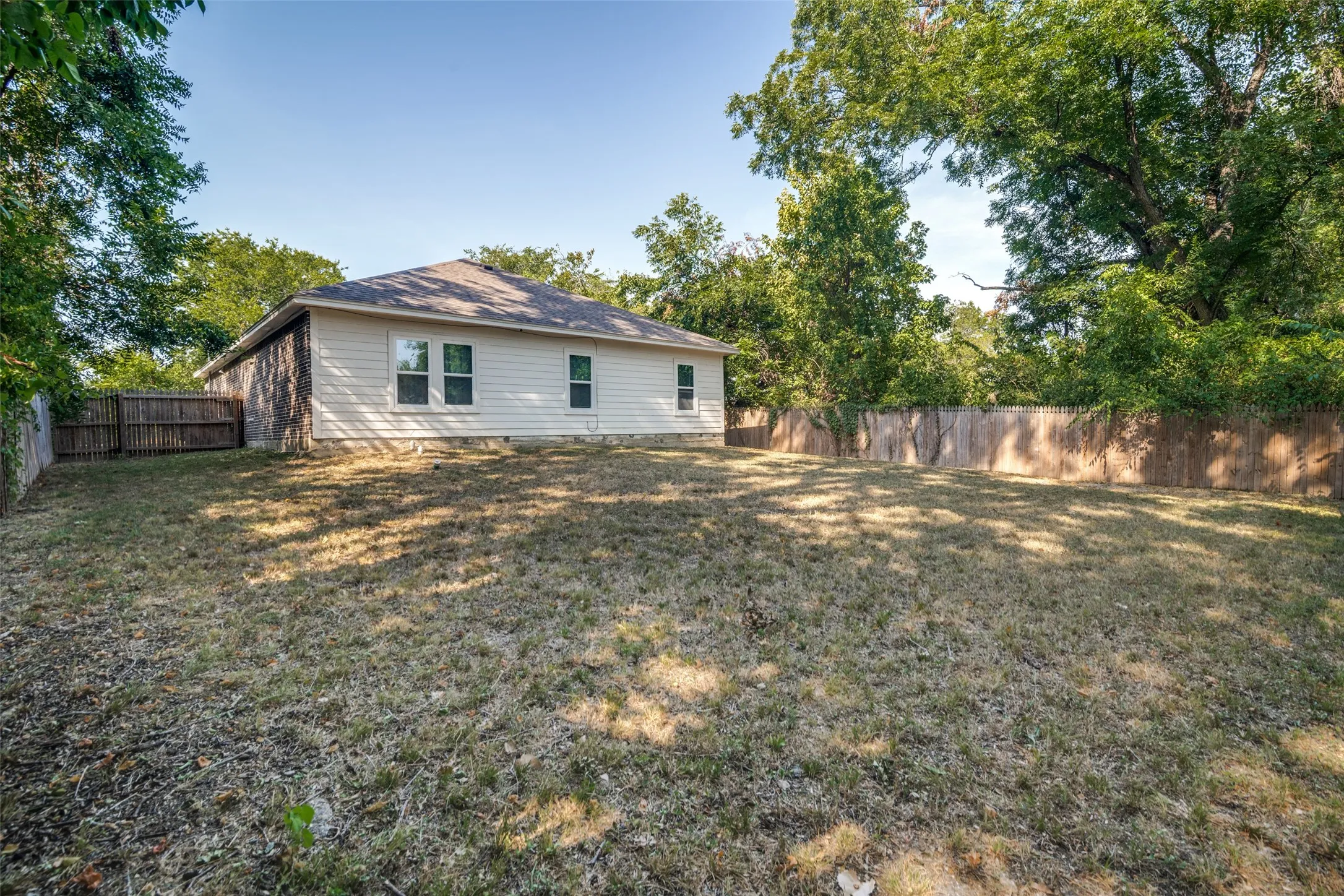 Single Family Residence For Sale in Kaufman County , 700 E Hickory Street, Kaufman, Texas 75142, 4 Bedroom, 2 Bathroom, 2 Garage spaces, 1,600 Sqft, built in 2023, mls#21406750, Real Estate Agent in Kaufman, Homes For Sale in Kaufman county, Homes For Sale in Kaufman, Realtor in Kaufman Texas, Real Estate Brokerage Independent Realty Texas, Luminita Cordes Realtor