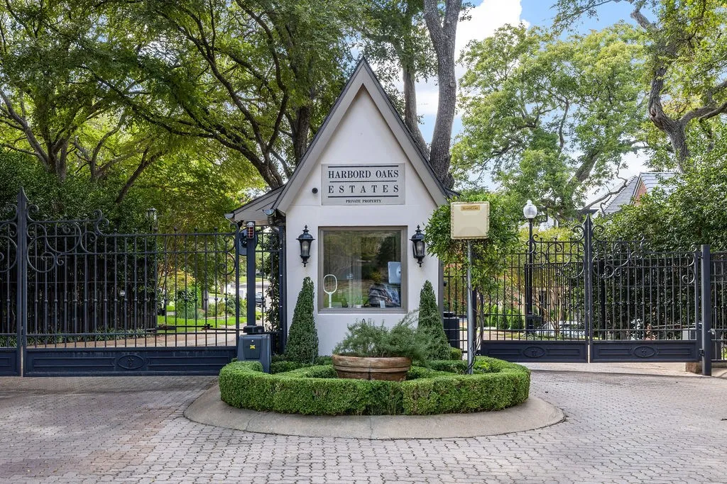 Single Family Residence For Sale in Collin County , 17632 Harbord Oaks Circle, Dallas, Texas 75252, 5 Bedroom, 5 Bathroom, 3 Garage spaces, 5,635 Sqft, built in 1988, mls#21394825, Real Estate Agent in Dallas, Homes For Sale in Collin county, Homes For Sale in Dallas, Realtor in Dallas Texas, Real Estate Brokerage Independent Realty Texas, Luminita Cordes Realtor