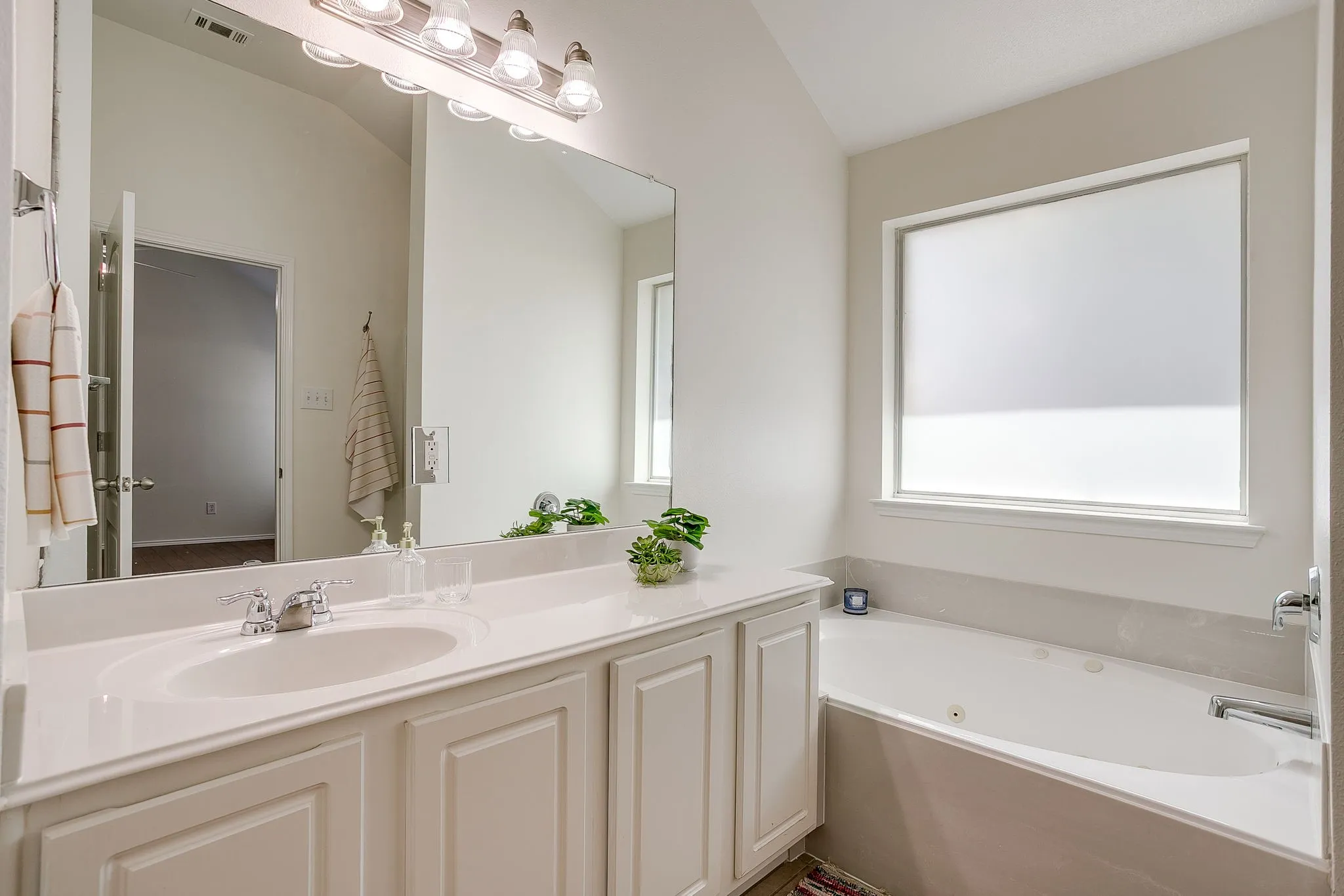 Single Family Residence For Rent in Tarrant County , 6220 Granite Creek Drive, Fort Worth, Texas 76179, 4 Bedroom, 2 Bathroom, 2 Garage spaces, 2,096 Sqft, built in 2008, mls#21406752, Real Estate Agent in Fort Worth, Homes For Rent in Tarrant county, Homes For Rent in Fort Worth, Realtor in Fort Worth Texas, Real Estate Brokerage Independent Realty Texas, Luminita Cordes Realtor
