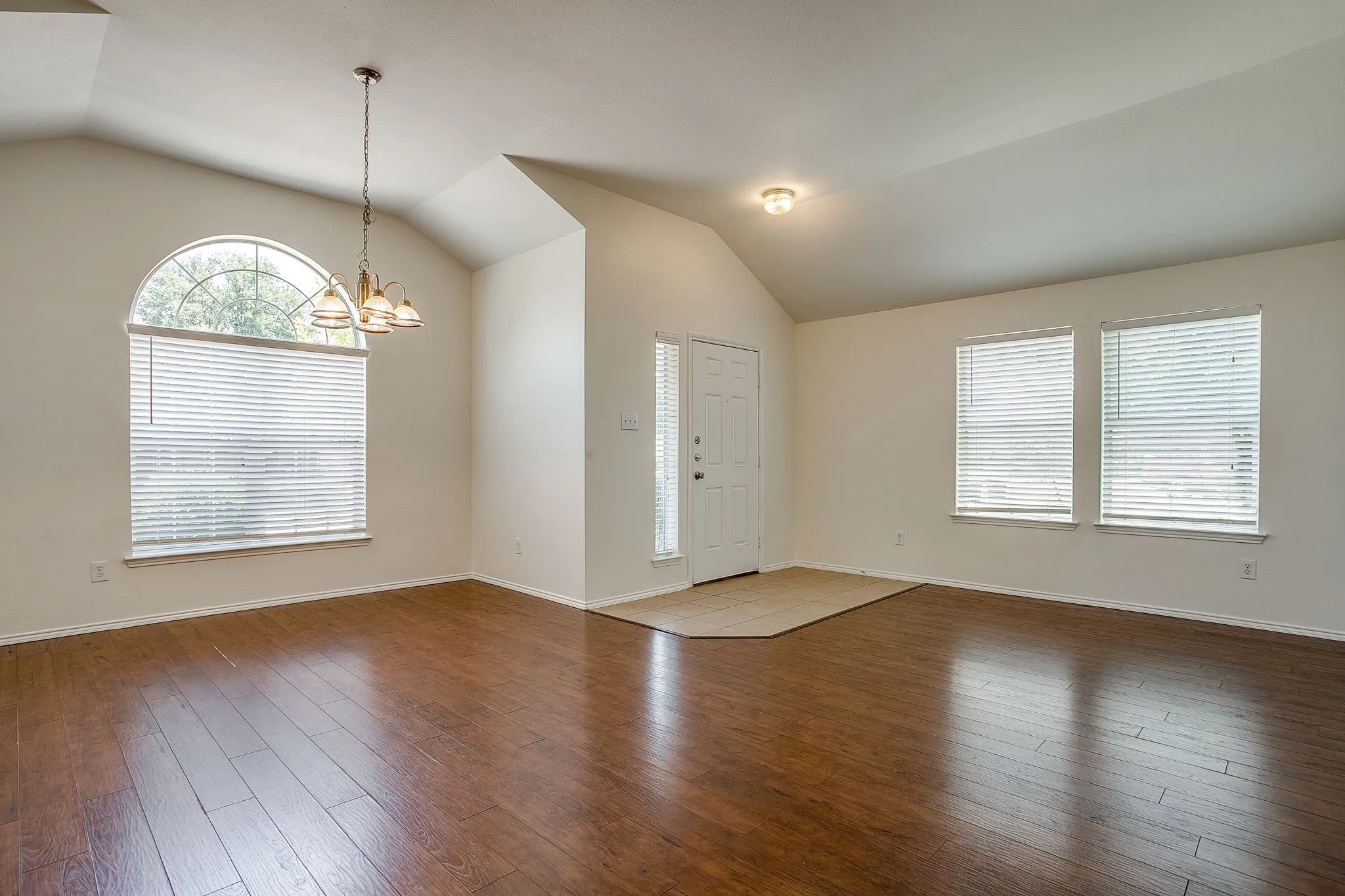 Single Family Residence For Rent in Tarrant County , 6220 Granite Creek Drive, Fort Worth, Texas 76179, 4 Bedroom, 2 Bathroom, 2 Garage spaces, 2,096 Sqft, built in 2008, mls#21406752, Real Estate Agent in Fort Worth, Homes For Rent in Tarrant county, Homes For Rent in Fort Worth, Realtor in Fort Worth Texas, Real Estate Brokerage Independent Realty Texas, Luminita Cordes Realtor
