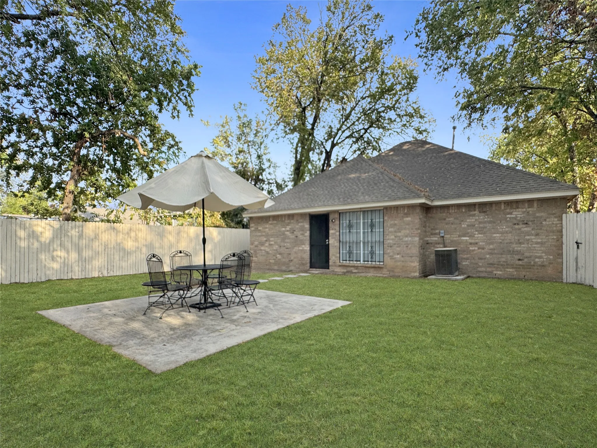 Single Family Residence For Sale in Dallas County , 2614 Macon Street, Dallas, Texas 75215, 3 Bedroom, 2 Bathroom, 1 Garage spaces, 1,275 Sqft, built in 2001, mls#21400278, Real Estate Agent in Dallas, Homes For Sale in Dallas county, Homes For Sale in Dallas, Realtor in Dallas Texas, Real Estate Brokerage Independent Realty Texas, Luminita Cordes Realtor