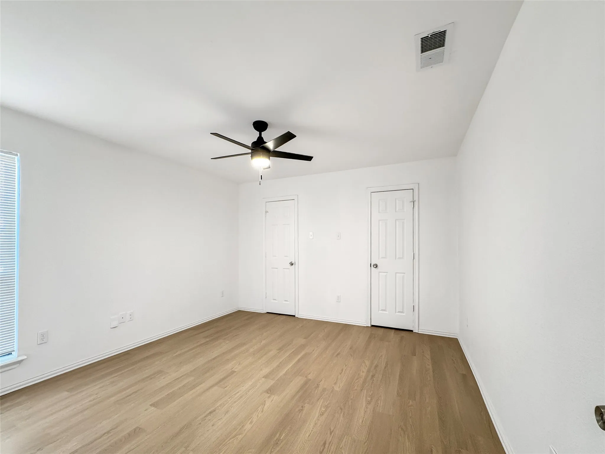 Single Family Residence For Sale in Dallas County , 2614 Macon Street, Dallas, Texas 75215, 3 Bedroom, 2 Bathroom, 1 Garage spaces, 1,275 Sqft, built in 2001, mls#21400278, Real Estate Agent in Dallas, Homes For Sale in Dallas county, Homes For Sale in Dallas, Realtor in Dallas Texas, Real Estate Brokerage Independent Realty Texas, Luminita Cordes Realtor