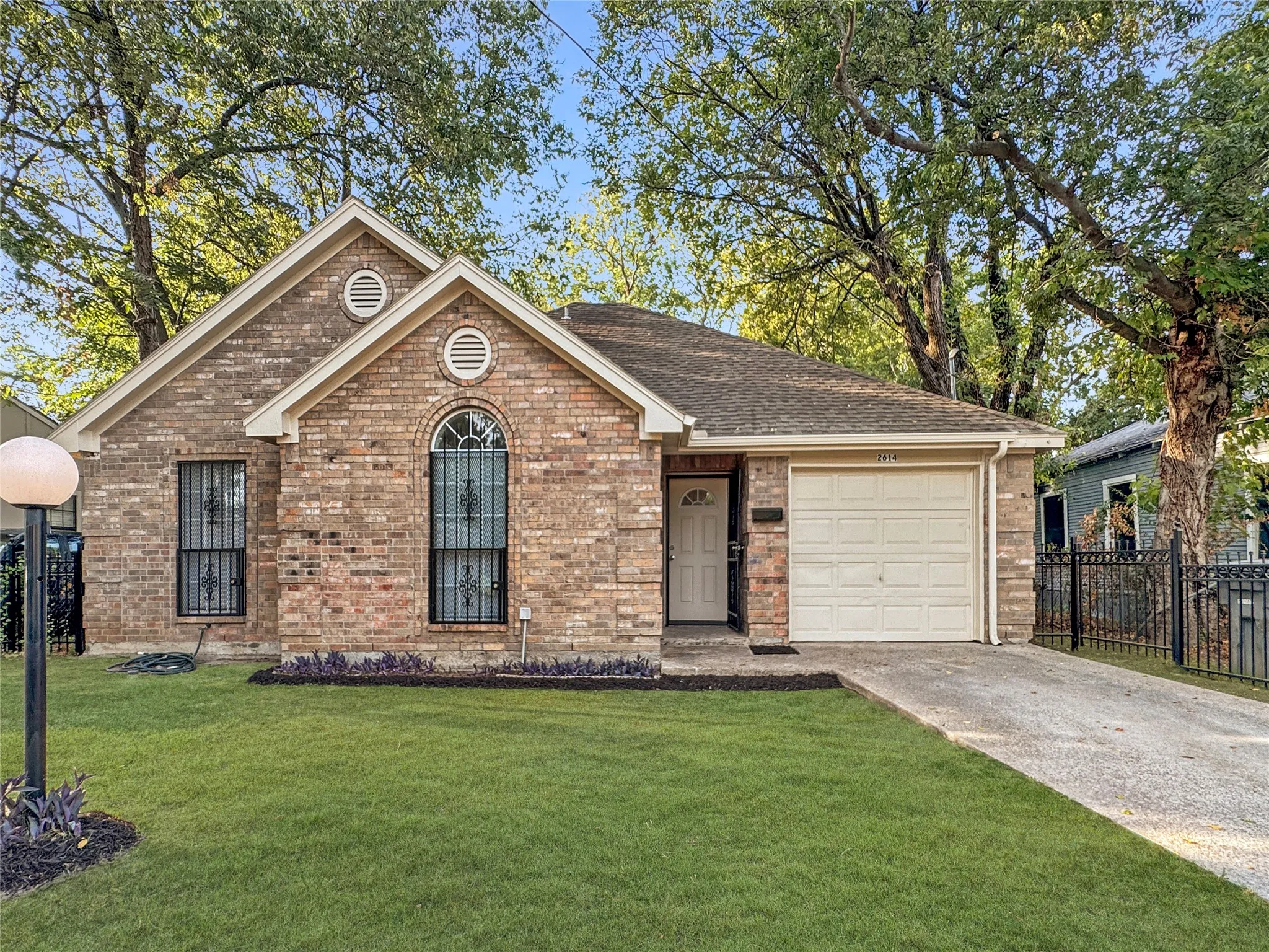 Single Family Residence For Sale in Dallas County , 2614 Macon Street, Dallas, Texas 75215, 3 Bedroom, 2 Bathroom, 1 Garage spaces, 1,275 Sqft, built in 2001, mls#21400278, Real Estate Agent in Dallas, Homes For Sale in Dallas county, Homes For Sale in Dallas, Realtor in Dallas Texas, Real Estate Brokerage Independent Realty Texas, Luminita Cordes Realtor
