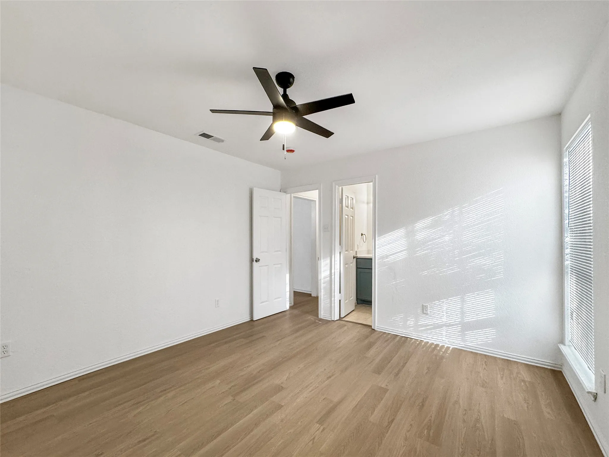 Single Family Residence For Sale in Dallas County , 2614 Macon Street, Dallas, Texas 75215, 3 Bedroom, 2 Bathroom, 1 Garage spaces, 1,275 Sqft, built in 2001, mls#21400278, Real Estate Agent in Dallas, Homes For Sale in Dallas county, Homes For Sale in Dallas, Realtor in Dallas Texas, Real Estate Brokerage Independent Realty Texas, Luminita Cordes Realtor