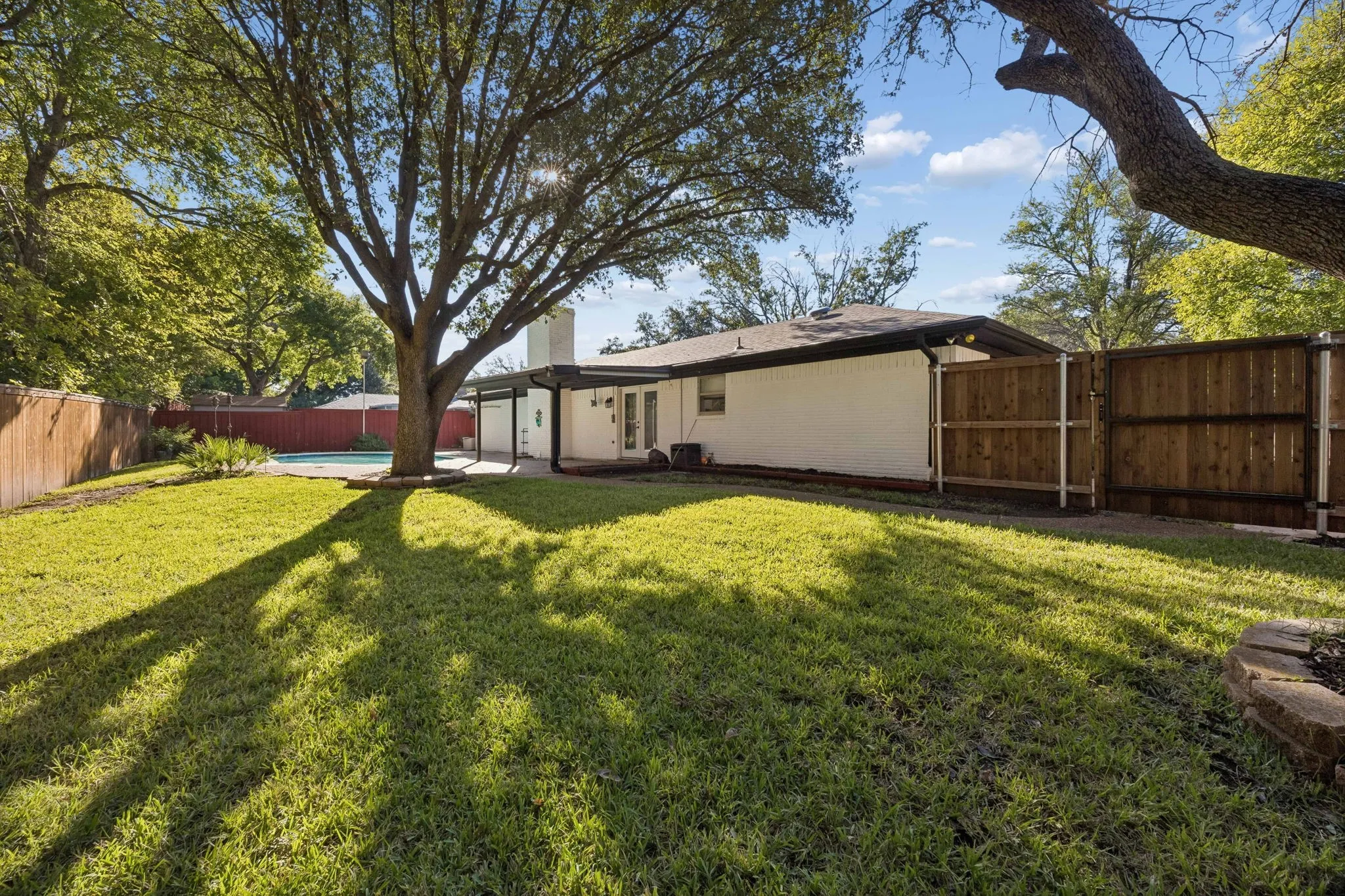 Single Family Residence For Sale in Tarrant County , 18 Legend Road, Benbrook, Texas 76132, 3 Bedroom, 2 Bathroom, 2 Garage spaces, 2,122 Sqft, built in 1972, mls#21406760, Real Estate Agent in Benbrook, Homes For Sale in Tarrant county, Homes For Sale in Benbrook, Realtor in Benbrook Texas, Real Estate Brokerage Independent Realty Texas, Luminita Cordes Realtor