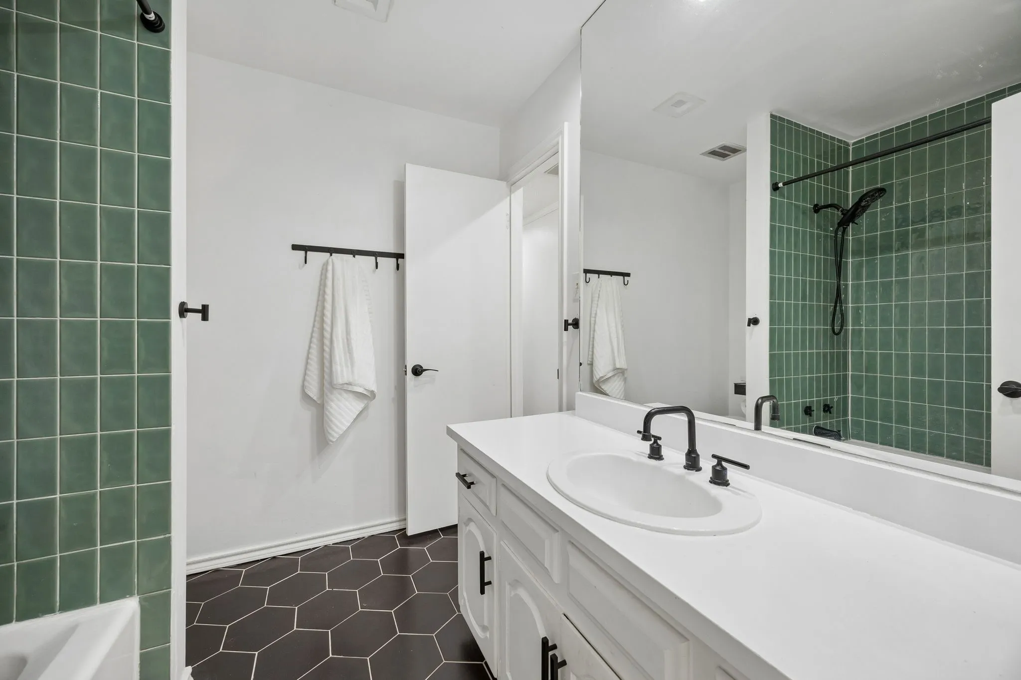 Single Family Residence For Sale in Tarrant County , 18 Legend Road, Benbrook, Texas 76132, 3 Bedroom, 2 Bathroom, 2 Garage spaces, 2,122 Sqft, built in 1972, mls#21406760, Real Estate Agent in Benbrook, Homes For Sale in Tarrant county, Homes For Sale in Benbrook, Realtor in Benbrook Texas, Real Estate Brokerage Independent Realty Texas, Luminita Cordes Realtor