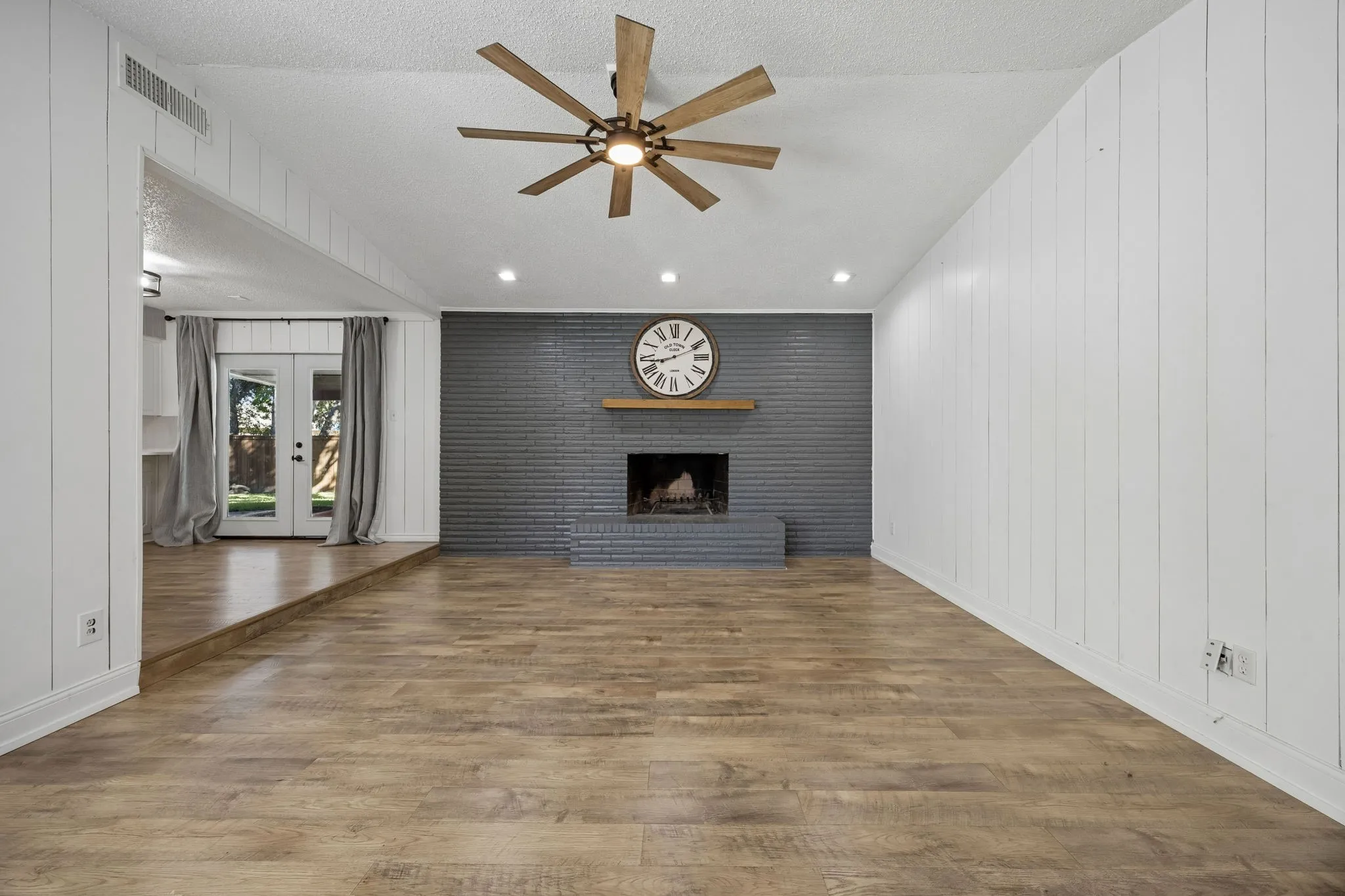 Single Family Residence For Sale in Tarrant County , 18 Legend Road, Benbrook, Texas 76132, 3 Bedroom, 2 Bathroom, 2 Garage spaces, 2,122 Sqft, built in 1972, mls#21406760, Real Estate Agent in Benbrook, Homes For Sale in Tarrant county, Homes For Sale in Benbrook, Realtor in Benbrook Texas, Real Estate Brokerage Independent Realty Texas, Luminita Cordes Realtor
