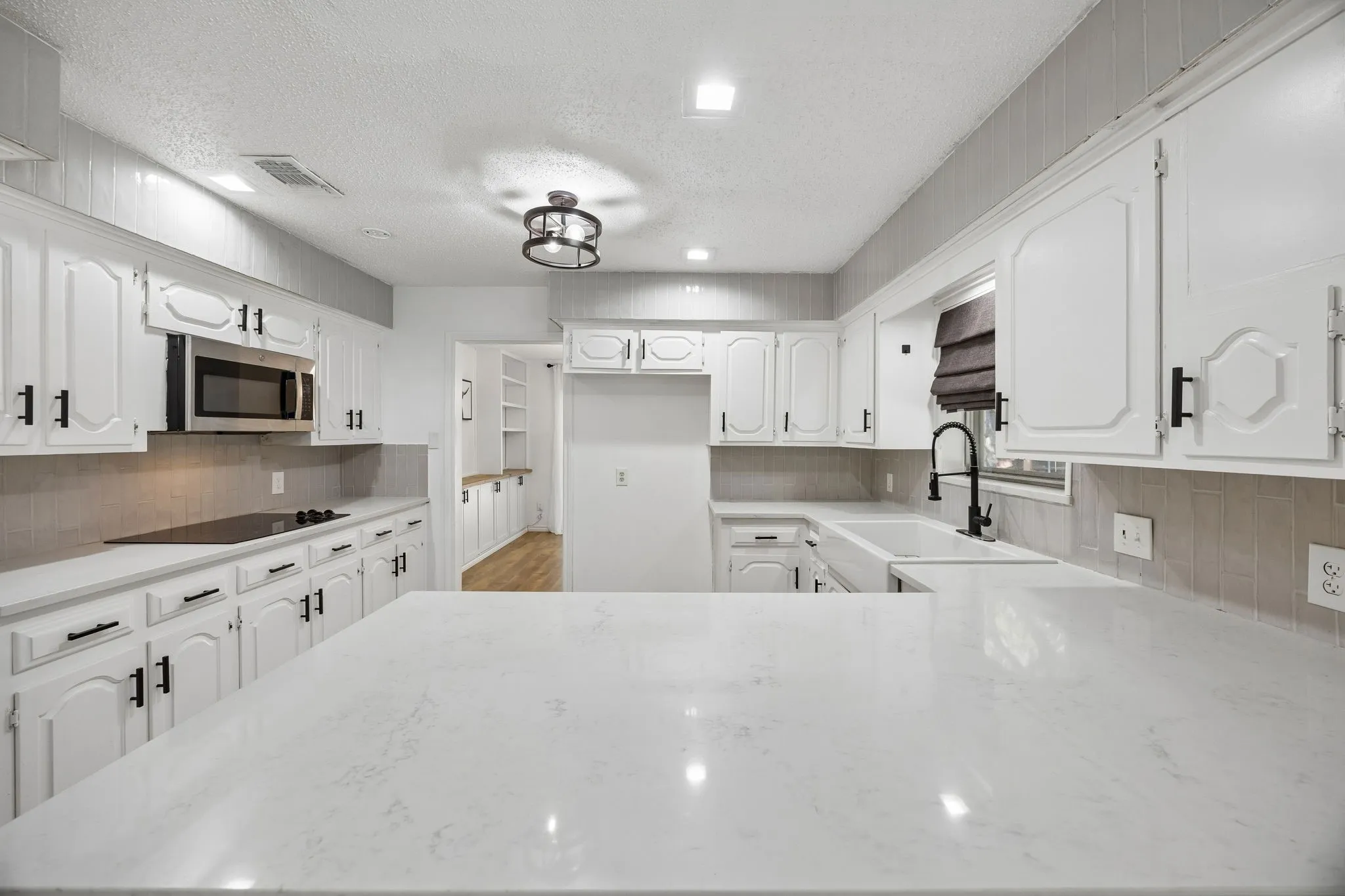 Single Family Residence For Sale in Tarrant County , 18 Legend Road, Benbrook, Texas 76132, 3 Bedroom, 2 Bathroom, 2 Garage spaces, 2,122 Sqft, built in 1972, mls#21406760, Real Estate Agent in Benbrook, Homes For Sale in Tarrant county, Homes For Sale in Benbrook, Realtor in Benbrook Texas, Real Estate Brokerage Independent Realty Texas, Luminita Cordes Realtor