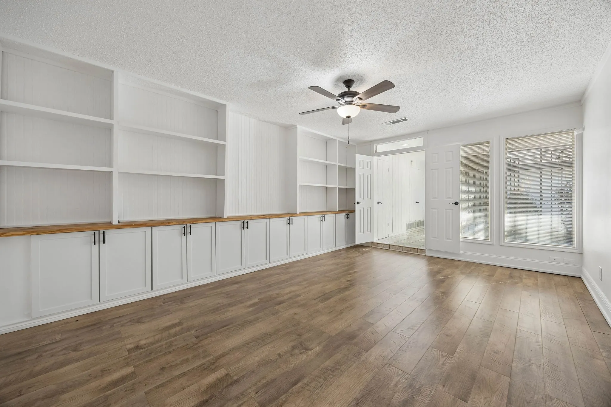 Single Family Residence For Sale in Tarrant County , 18 Legend Road, Benbrook, Texas 76132, 3 Bedroom, 2 Bathroom, 2 Garage spaces, 2,122 Sqft, built in 1972, mls#21406760, Real Estate Agent in Benbrook, Homes For Sale in Tarrant county, Homes For Sale in Benbrook, Realtor in Benbrook Texas, Real Estate Brokerage Independent Realty Texas, Luminita Cordes Realtor