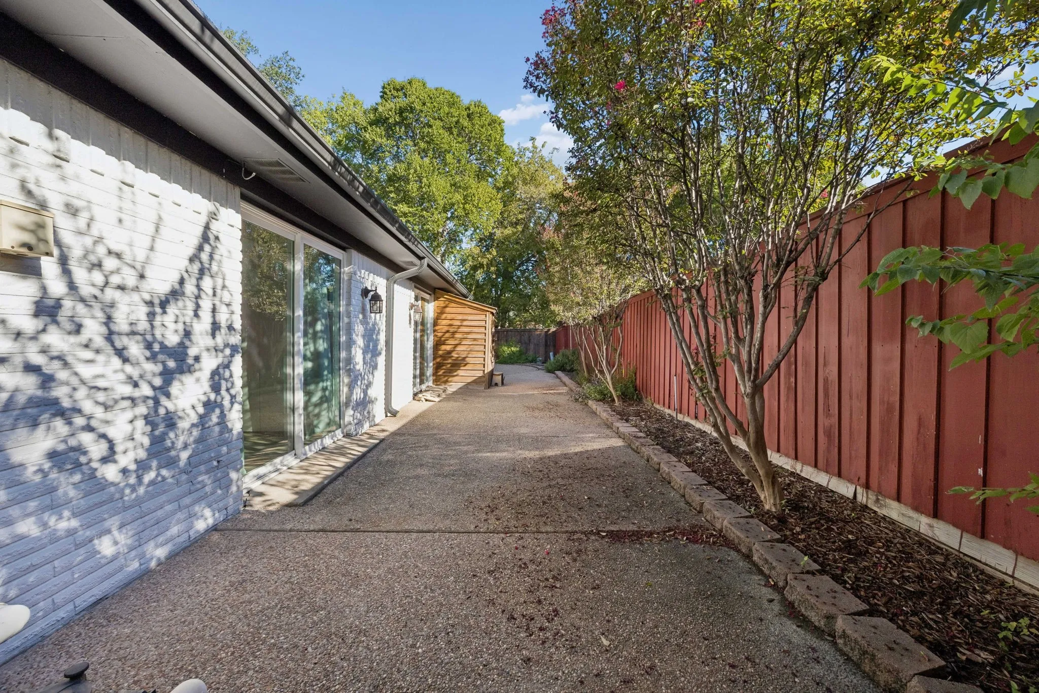 Single Family Residence For Sale in Tarrant County , 18 Legend Road, Benbrook, Texas 76132, 3 Bedroom, 2 Bathroom, 2 Garage spaces, 2,122 Sqft, built in 1972, mls#21406760, Real Estate Agent in Benbrook, Homes For Sale in Tarrant county, Homes For Sale in Benbrook, Realtor in Benbrook Texas, Real Estate Brokerage Independent Realty Texas, Luminita Cordes Realtor