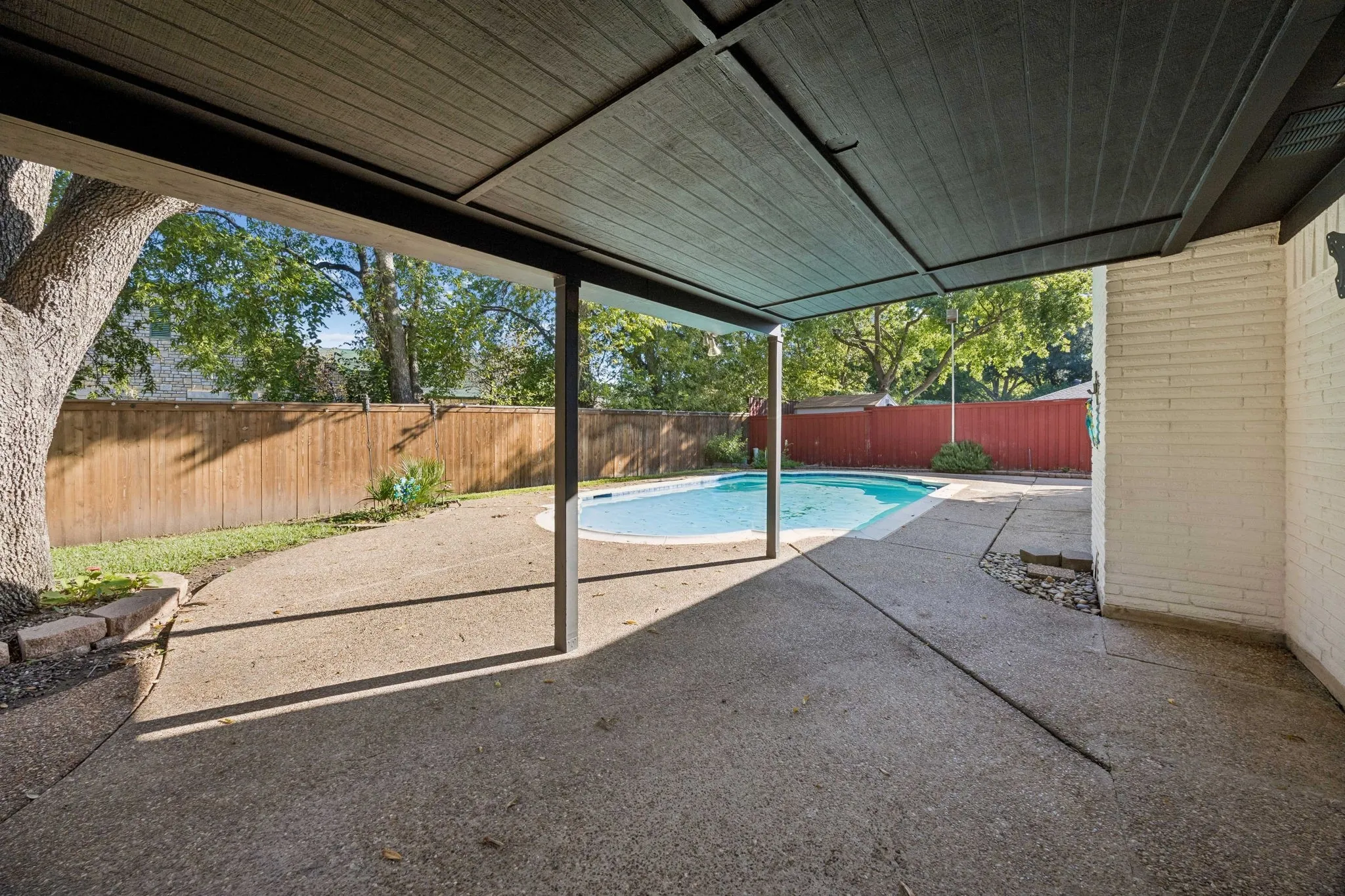 Single Family Residence For Sale in Tarrant County , 18 Legend Road, Benbrook, Texas 76132, 3 Bedroom, 2 Bathroom, 2 Garage spaces, 2,122 Sqft, built in 1972, mls#21406760, Real Estate Agent in Benbrook, Homes For Sale in Tarrant county, Homes For Sale in Benbrook, Realtor in Benbrook Texas, Real Estate Brokerage Independent Realty Texas, Luminita Cordes Realtor