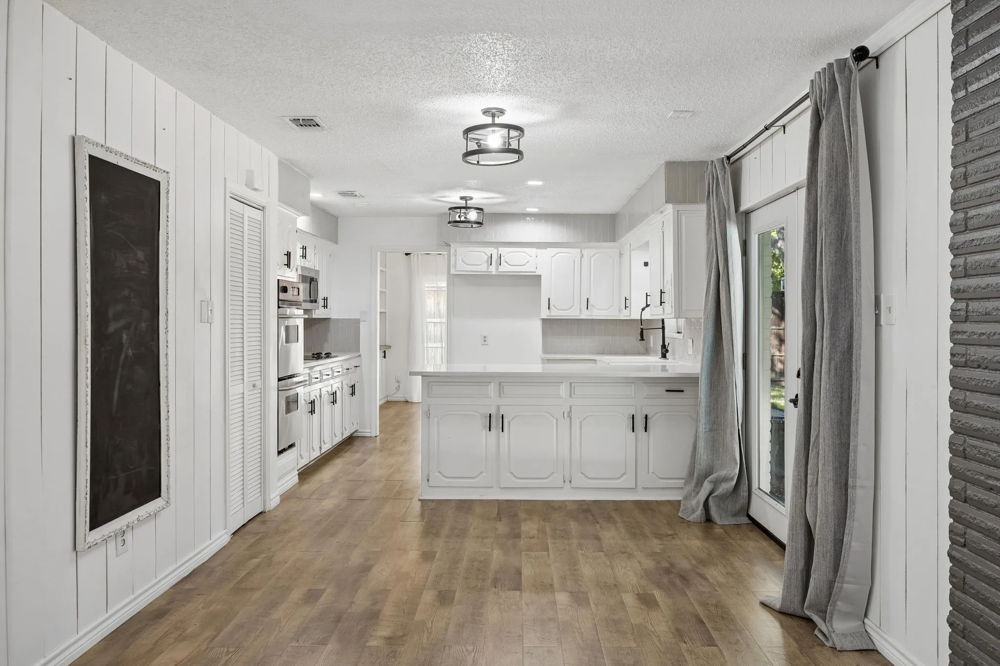 Single Family Residence For Sale in Tarrant County , 18 Legend Road, Benbrook, Texas 76132, 3 Bedroom, 2 Bathroom, 2 Garage spaces, 2,122 Sqft, built in 1972, mls#21406760, Real Estate Agent in Benbrook, Homes For Sale in Tarrant county, Homes For Sale in Benbrook, Realtor in Benbrook Texas, Real Estate Brokerage Independent Realty Texas, Luminita Cordes Realtor