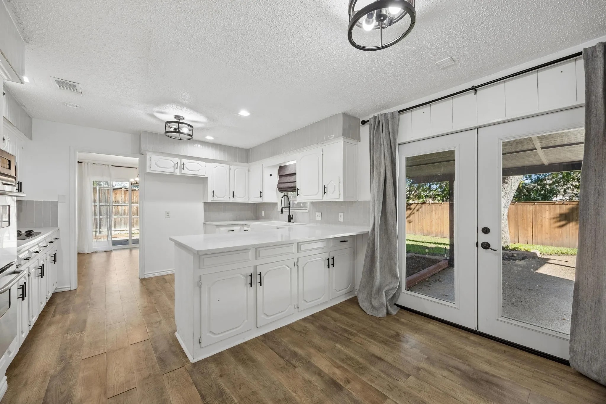 Single Family Residence For Sale in Tarrant County , 18 Legend Road, Benbrook, Texas 76132, 3 Bedroom, 2 Bathroom, 2 Garage spaces, 2,122 Sqft, built in 1972, mls#21406760, Real Estate Agent in Benbrook, Homes For Sale in Tarrant county, Homes For Sale in Benbrook, Realtor in Benbrook Texas, Real Estate Brokerage Independent Realty Texas, Luminita Cordes Realtor