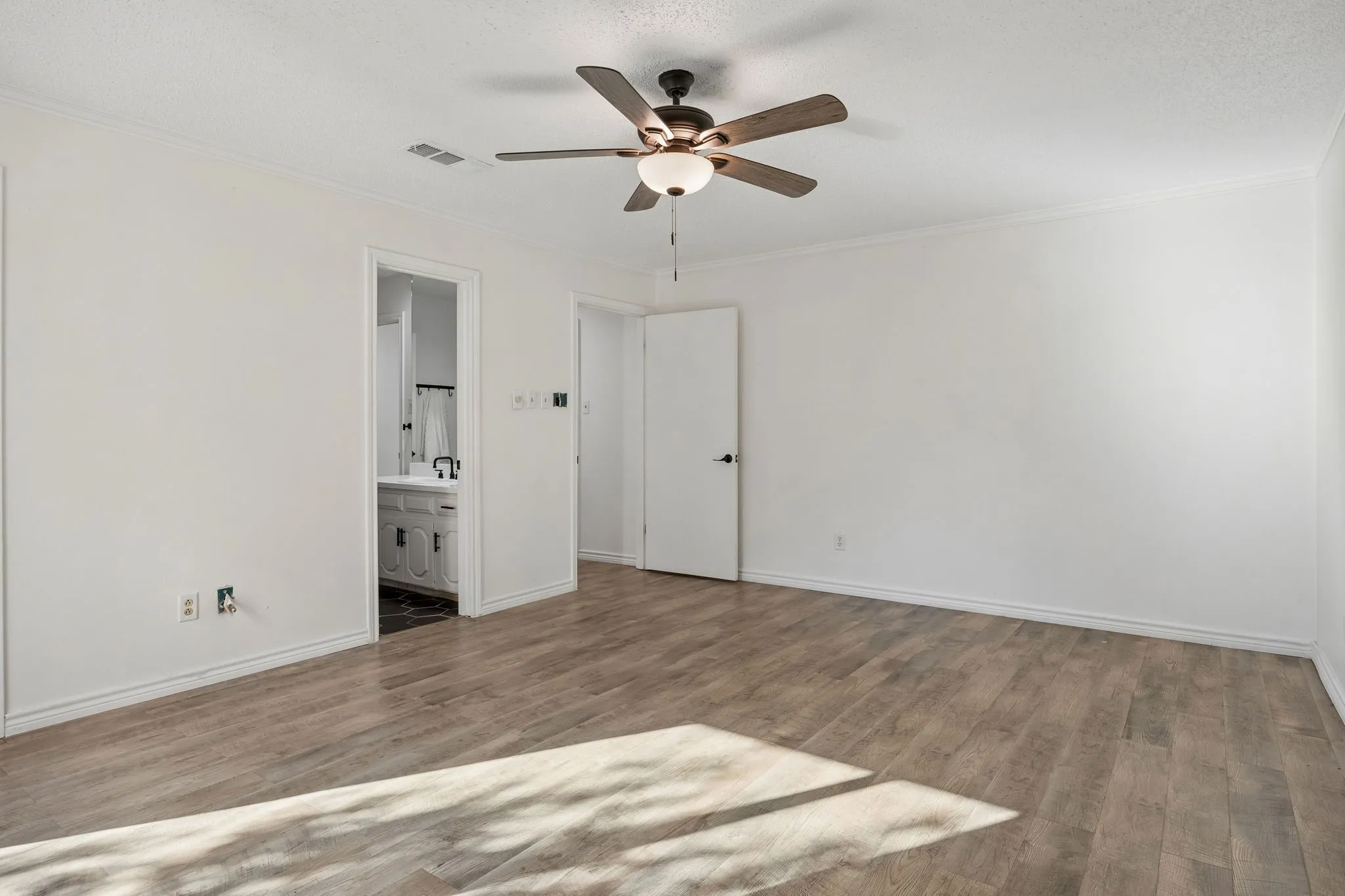 Single Family Residence For Sale in Tarrant County , 18 Legend Road, Benbrook, Texas 76132, 3 Bedroom, 2 Bathroom, 2 Garage spaces, 2,122 Sqft, built in 1972, mls#21406760, Real Estate Agent in Benbrook, Homes For Sale in Tarrant county, Homes For Sale in Benbrook, Realtor in Benbrook Texas, Real Estate Brokerage Independent Realty Texas, Luminita Cordes Realtor