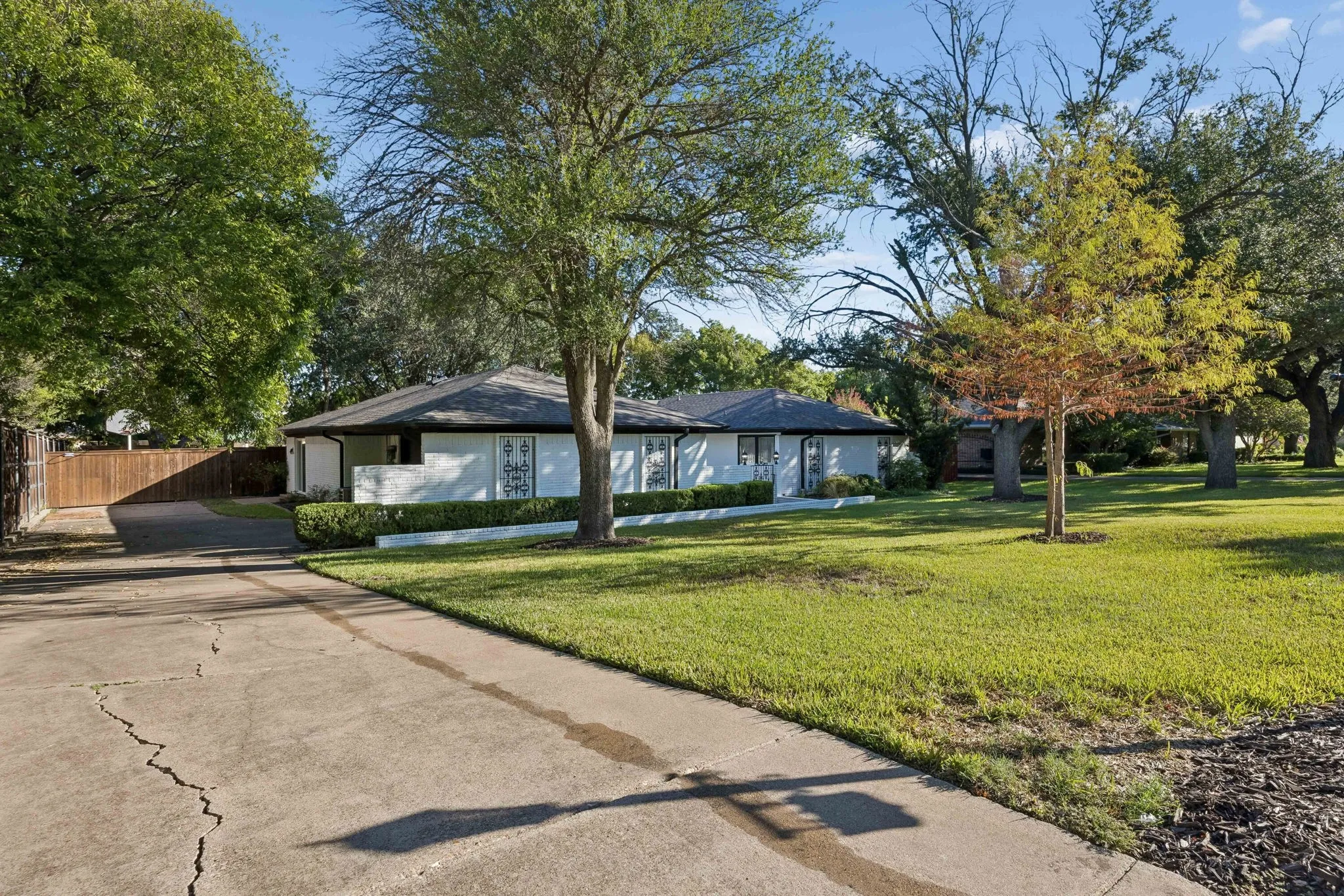 Single Family Residence For Sale in Tarrant County , 18 Legend Road, Benbrook, Texas 76132, 3 Bedroom, 2 Bathroom, 2 Garage spaces, 2,122 Sqft, built in 1972, mls#21406760, Real Estate Agent in Benbrook, Homes For Sale in Tarrant county, Homes For Sale in Benbrook, Realtor in Benbrook Texas, Real Estate Brokerage Independent Realty Texas, Luminita Cordes Realtor