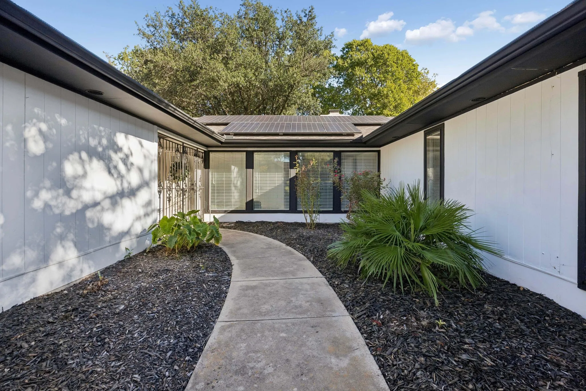 Single Family Residence For Sale in Tarrant County , 18 Legend Road, Benbrook, Texas 76132, 3 Bedroom, 2 Bathroom, 2 Garage spaces, 2,122 Sqft, built in 1972, mls#21406760, Real Estate Agent in Benbrook, Homes For Sale in Tarrant county, Homes For Sale in Benbrook, Realtor in Benbrook Texas, Real Estate Brokerage Independent Realty Texas, Luminita Cordes Realtor