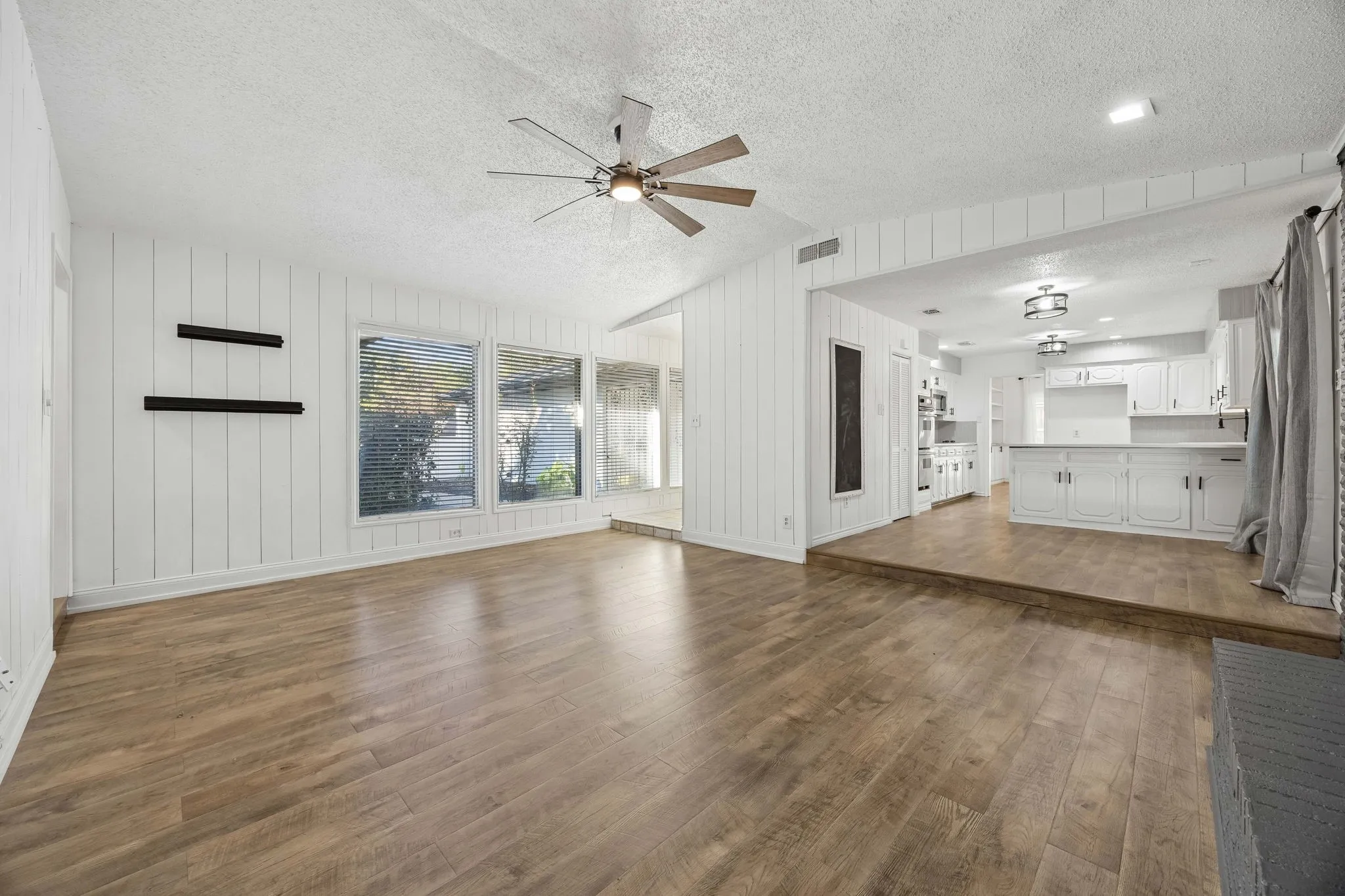 Single Family Residence For Sale in Tarrant County , 18 Legend Road, Benbrook, Texas 76132, 3 Bedroom, 2 Bathroom, 2 Garage spaces, 2,122 Sqft, built in 1972, mls#21406760, Real Estate Agent in Benbrook, Homes For Sale in Tarrant county, Homes For Sale in Benbrook, Realtor in Benbrook Texas, Real Estate Brokerage Independent Realty Texas, Luminita Cordes Realtor