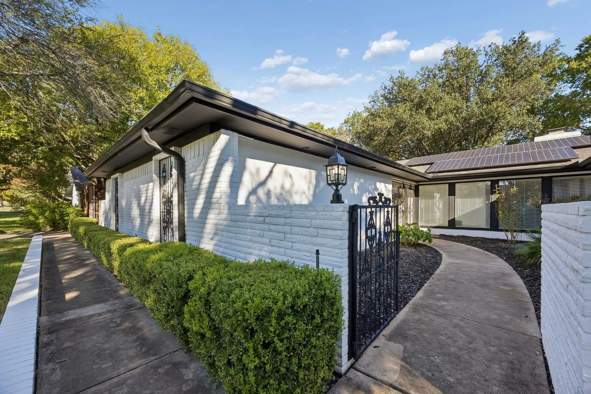 Single Family Residence For Sale in Tarrant County , 18 Legend Road, Benbrook, Texas 76132, 3 Bedroom, 2 Bathroom, 2 Garage spaces, 2,122 Sqft, built in 1972, mls#21406760, Real Estate Agent in Benbrook, Homes For Sale in Tarrant county, Homes For Sale in Benbrook, Realtor in Benbrook Texas, Real Estate Brokerage Independent Realty Texas, Luminita Cordes Realtor