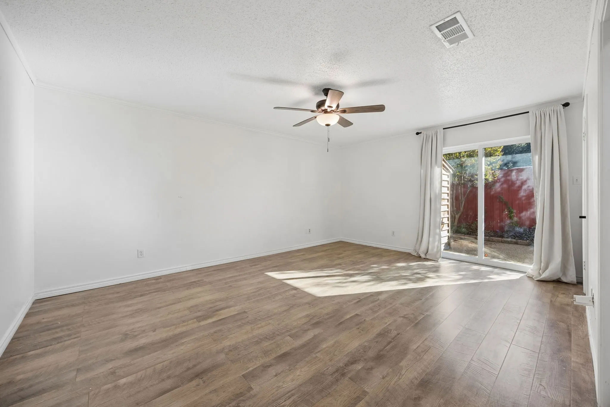 Single Family Residence For Sale in Tarrant County , 18 Legend Road, Benbrook, Texas 76132, 3 Bedroom, 2 Bathroom, 2 Garage spaces, 2,122 Sqft, built in 1972, mls#21406760, Real Estate Agent in Benbrook, Homes For Sale in Tarrant county, Homes For Sale in Benbrook, Realtor in Benbrook Texas, Real Estate Brokerage Independent Realty Texas, Luminita Cordes Realtor