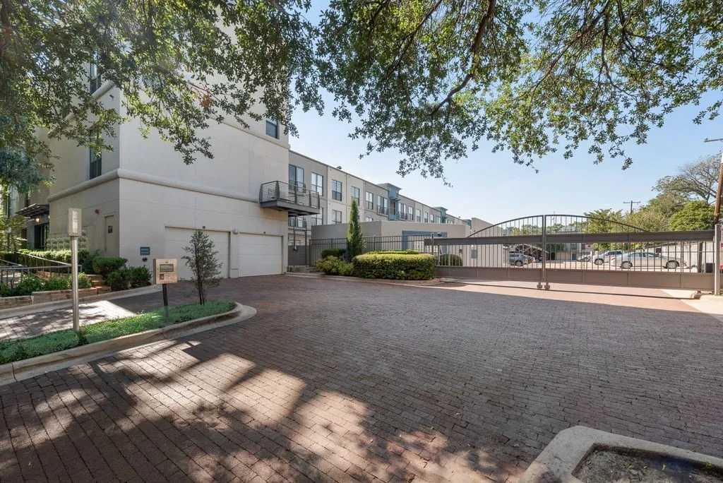 Condominium For Sale in Dallas County , 4414 Cedar Springs Road 318, Dallas, Texas 75219, 2 Bedroom, 1 Bathroom, Garage spaces, 963 Sqft, built in 2003, mls#21406685, Real Estate Agent in Dallas, Homes For Sale in Dallas county, Homes For Sale in Dallas, Realtor in Dallas Texas, Real Estate Brokerage Independent Realty Texas, Luminita Cordes Realtor