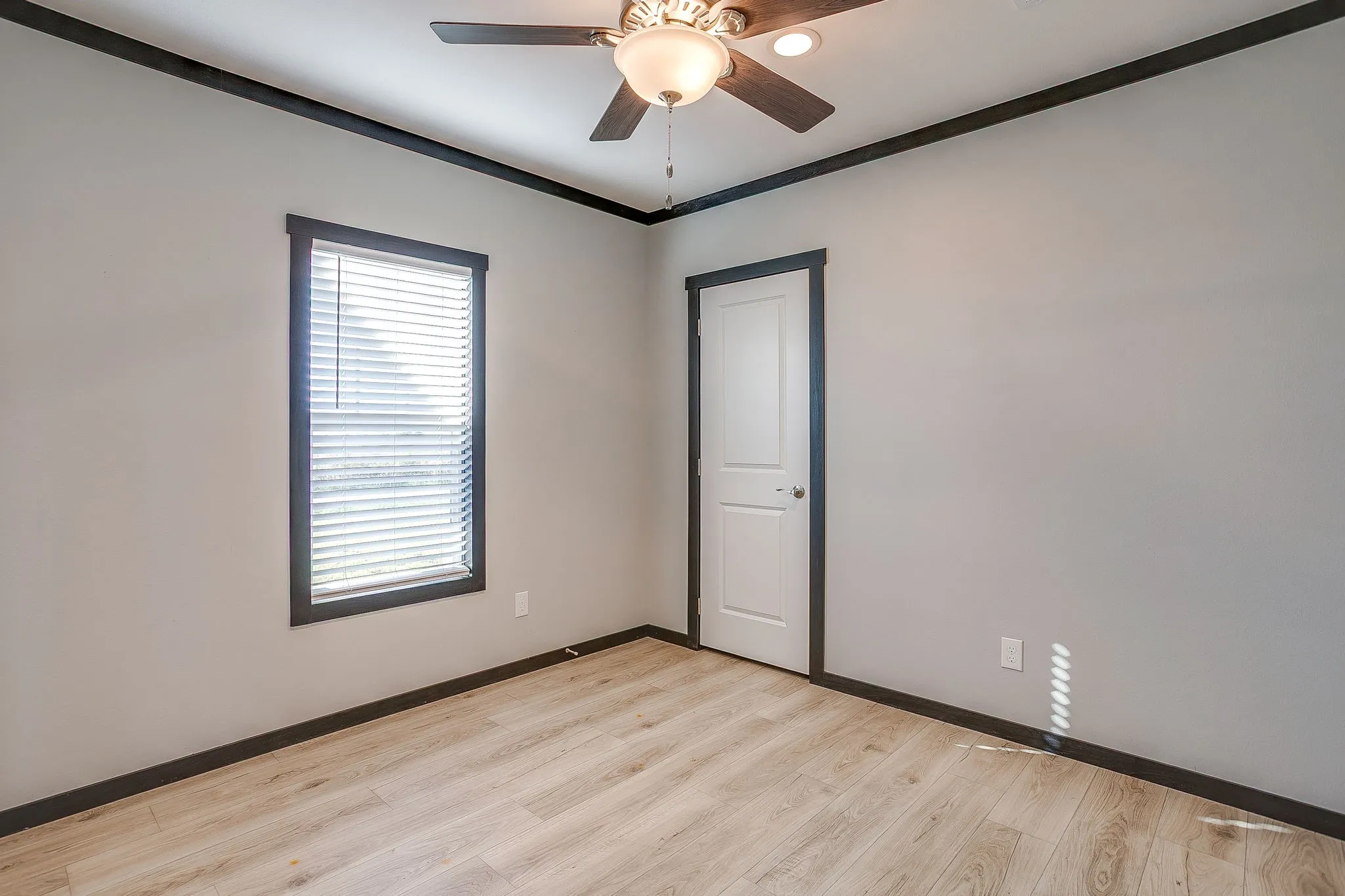 Neutral wall tones with contrasting dark trim