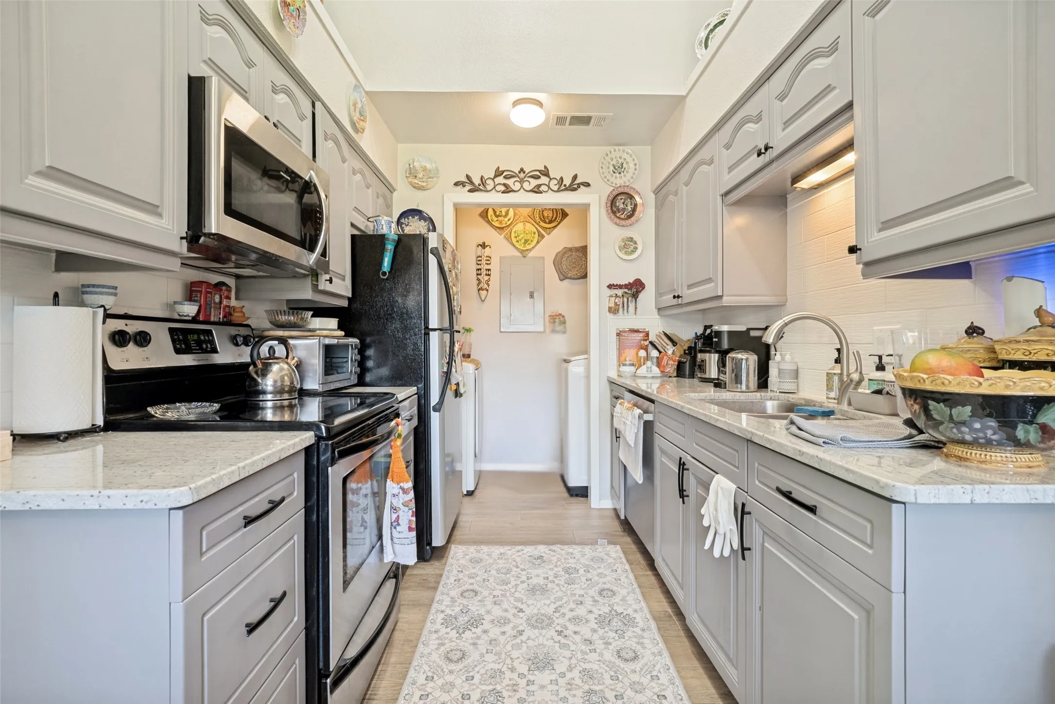 Townhouse For Sale in Tarrant County , 5769 Cedar Creek Drive, Benbrook, Texas 76109, 2 Bedroom, 2 Bathroom, Garage spaces, 980 Sqft, built in 1984, mls#21406766, Real Estate Agent in Benbrook, Homes For Sale in Tarrant county, Homes For Sale in Benbrook, Realtor in Benbrook Texas, Real Estate Brokerage Independent Realty Texas, Luminita Cordes Realtor