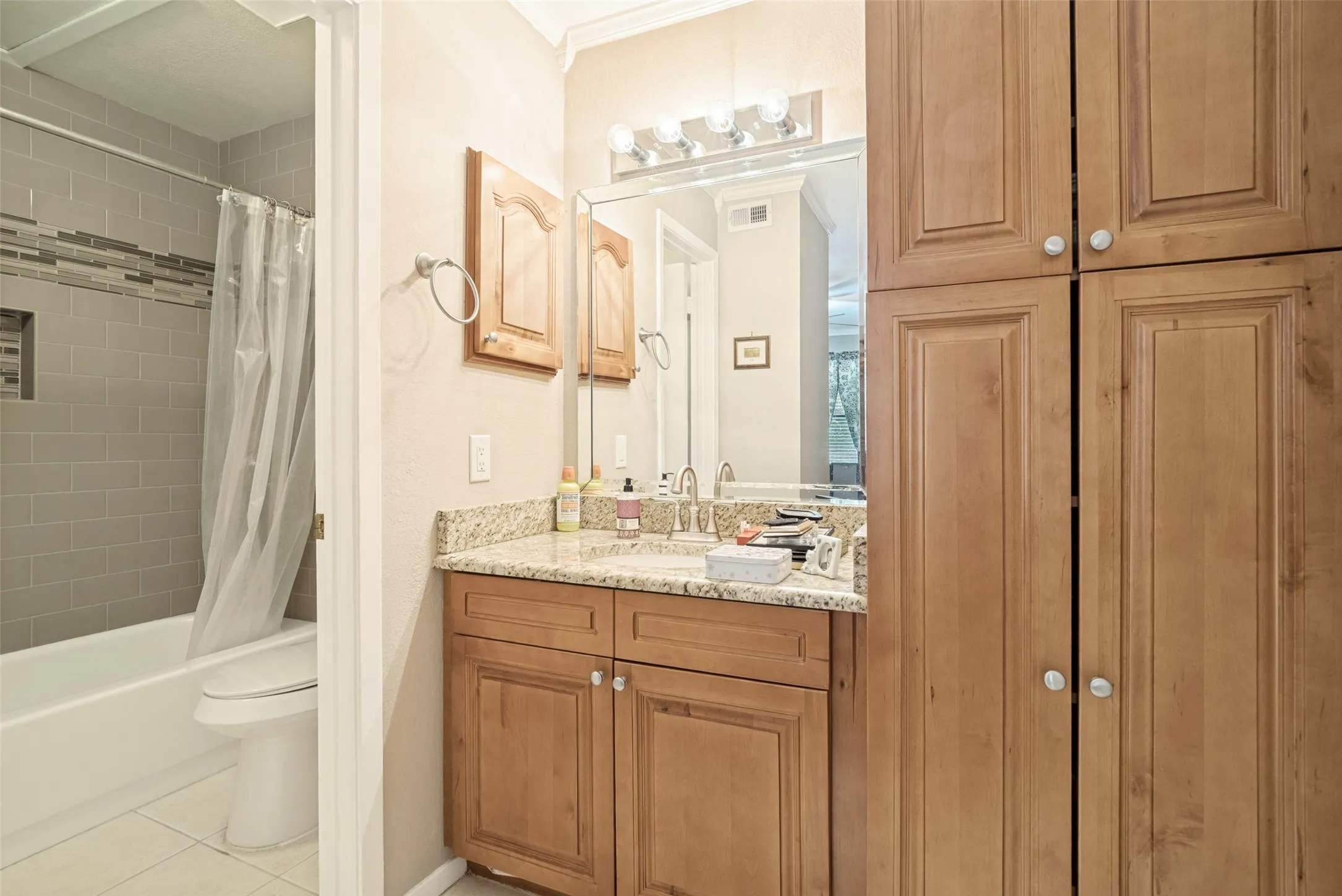 Townhouse For Sale in Tarrant County , 5769 Cedar Creek Drive, Benbrook, Texas 76109, 2 Bedroom, 2 Bathroom, Garage spaces, 980 Sqft, built in 1984, mls#21406766, Real Estate Agent in Benbrook, Homes For Sale in Tarrant county, Homes For Sale in Benbrook, Realtor in Benbrook Texas, Real Estate Brokerage Independent Realty Texas, Luminita Cordes Realtor