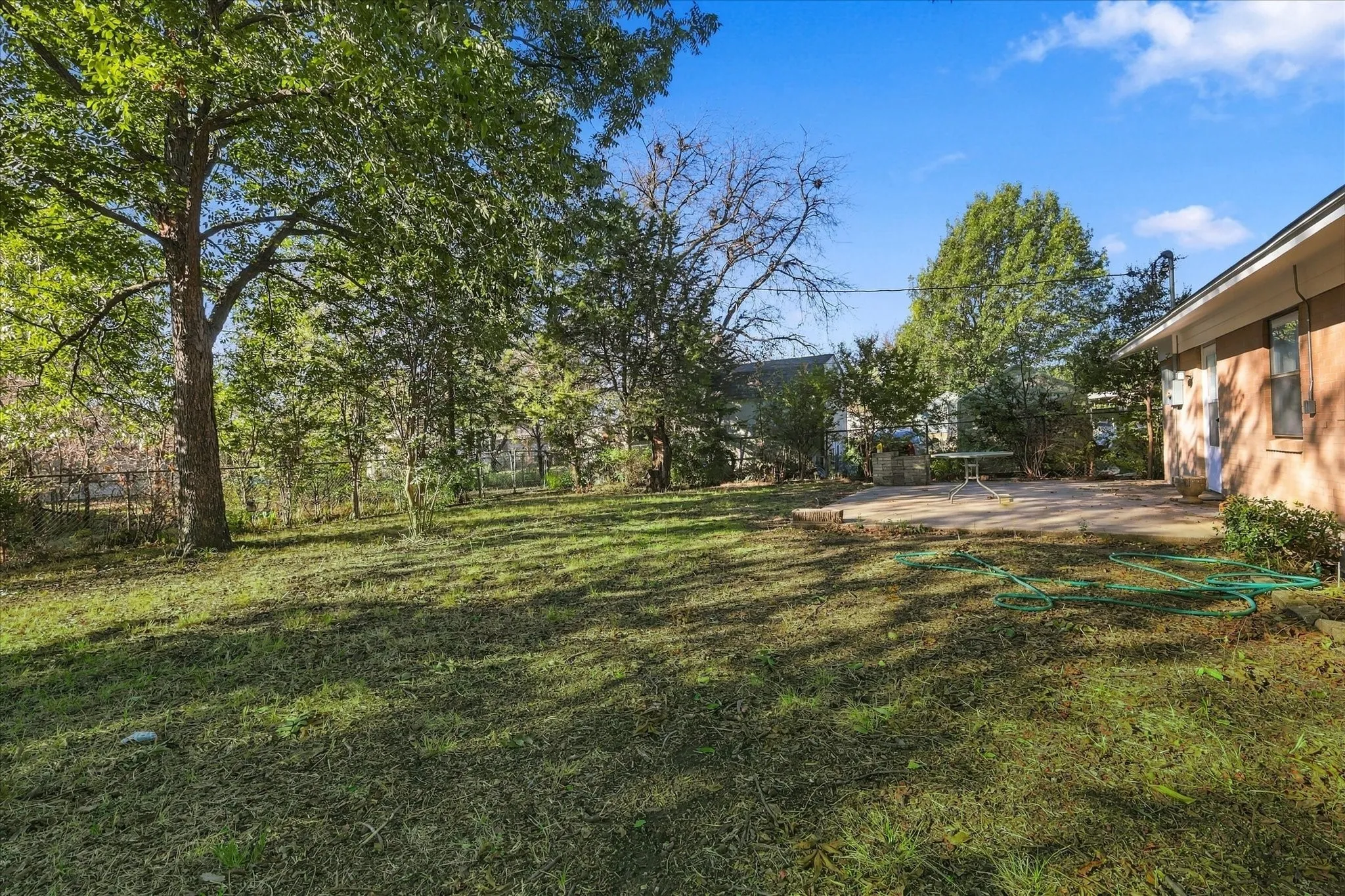Single Family Residence For Sale in Denton County , 704 Pershing Drive, Denton, Texas 76209, 3 Bedroom, 1 Bathroom, 1 Garage spaces, 1,040 Sqft, built in 1965, mls#21405536, Real Estate Agent in Denton, Homes For Sale in Denton county, Homes For Sale in Denton, Realtor in Denton Texas, Real Estate Brokerage Independent Realty Texas, Luminita Cordes Realtor