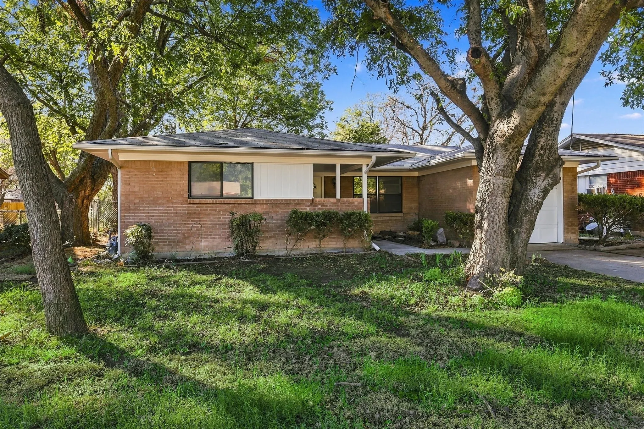 Single Family Residence For Sale in Denton County , 704 Pershing Drive, Denton, Texas 76209, 3 Bedroom, 1 Bathroom, 1 Garage spaces, 1,040 Sqft, built in 1965, mls#21405536, Real Estate Agent in Denton, Homes For Sale in Denton county, Homes For Sale in Denton, Realtor in Denton Texas, Real Estate Brokerage Independent Realty Texas, Luminita Cordes Realtor