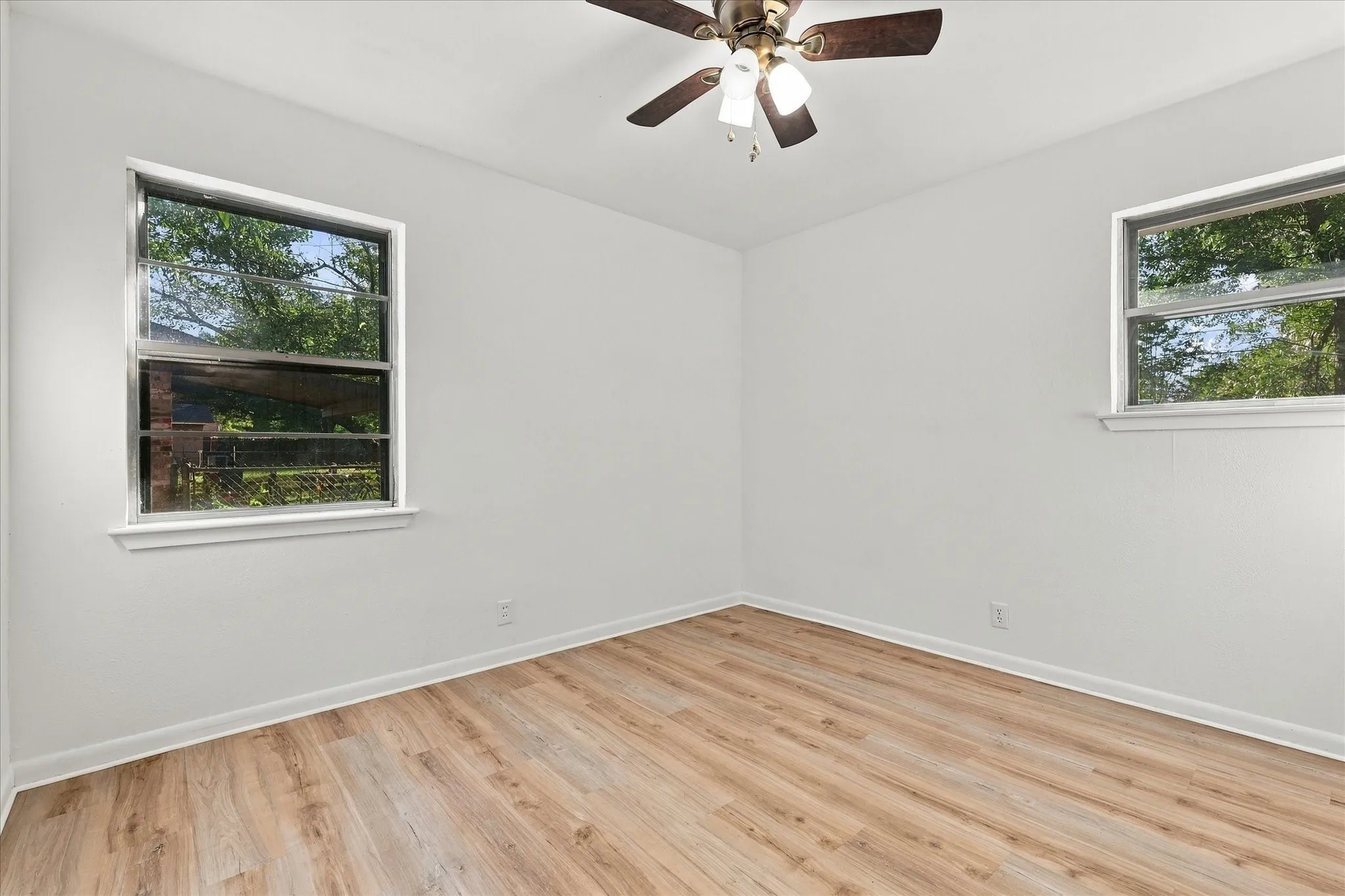Single Family Residence For Sale in Denton County , 704 Pershing Drive, Denton, Texas 76209, 3 Bedroom, 1 Bathroom, 1 Garage spaces, 1,040 Sqft, built in 1965, mls#21405536, Real Estate Agent in Denton, Homes For Sale in Denton county, Homes For Sale in Denton, Realtor in Denton Texas, Real Estate Brokerage Independent Realty Texas, Luminita Cordes Realtor