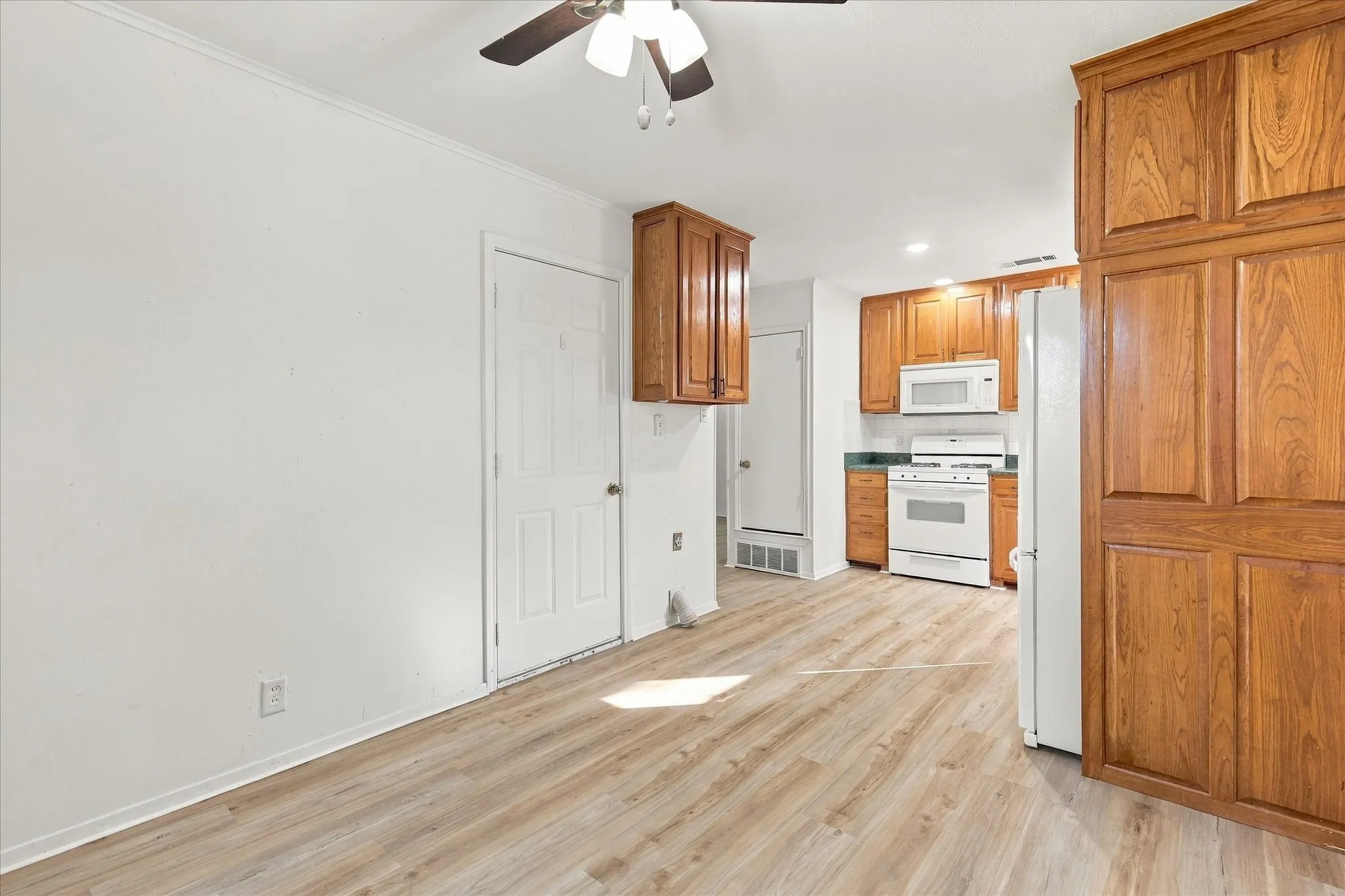 Single Family Residence For Sale in Denton County , 704 Pershing Drive, Denton, Texas 76209, 3 Bedroom, 1 Bathroom, 1 Garage spaces, 1,040 Sqft, built in 1965, mls#21405536, Real Estate Agent in Denton, Homes For Sale in Denton county, Homes For Sale in Denton, Realtor in Denton Texas, Real Estate Brokerage Independent Realty Texas, Luminita Cordes Realtor