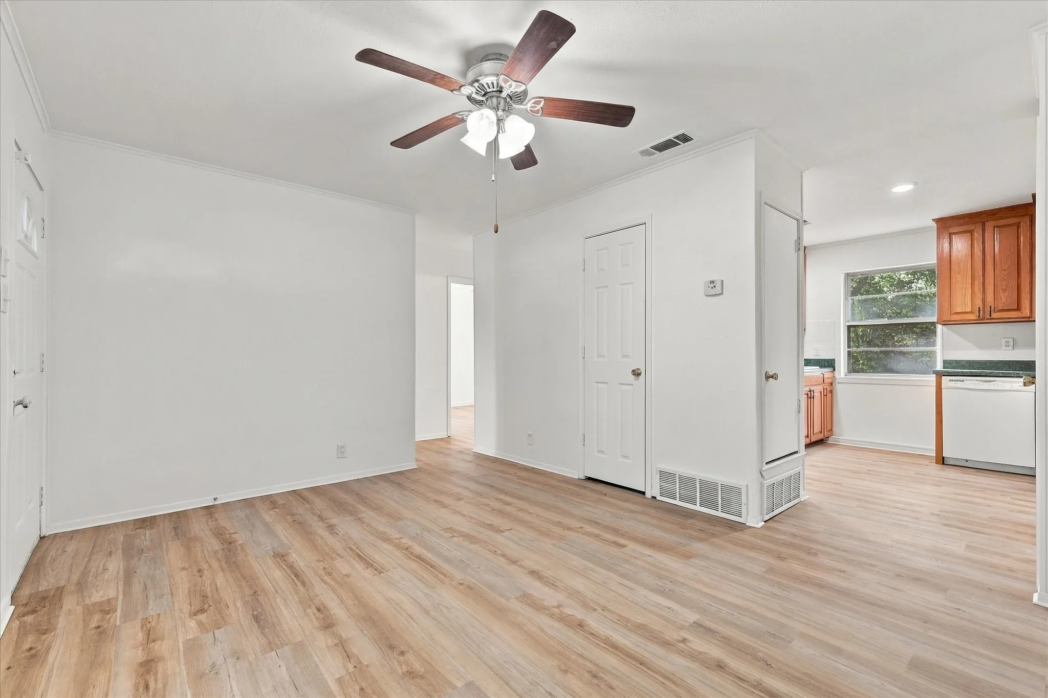 Single Family Residence For Sale in Denton County , 704 Pershing Drive, Denton, Texas 76209, 3 Bedroom, 1 Bathroom, 1 Garage spaces, 1,040 Sqft, built in 1965, mls#21405536, Real Estate Agent in Denton, Homes For Sale in Denton county, Homes For Sale in Denton, Realtor in Denton Texas, Real Estate Brokerage Independent Realty Texas, Luminita Cordes Realtor