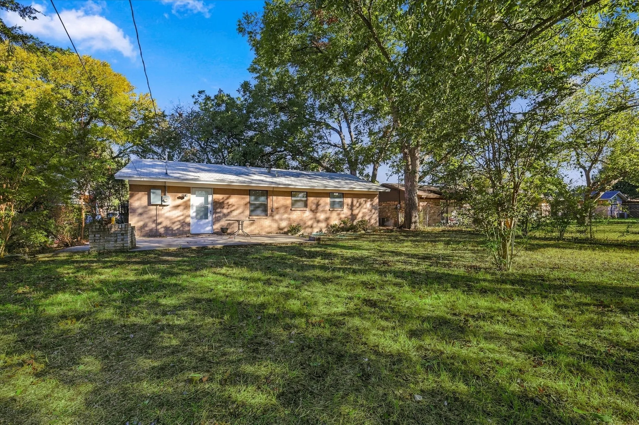 Single Family Residence For Sale in Denton County , 704 Pershing Drive, Denton, Texas 76209, 3 Bedroom, 1 Bathroom, 1 Garage spaces, 1,040 Sqft, built in 1965, mls#21405536, Real Estate Agent in Denton, Homes For Sale in Denton county, Homes For Sale in Denton, Realtor in Denton Texas, Real Estate Brokerage Independent Realty Texas, Luminita Cordes Realtor