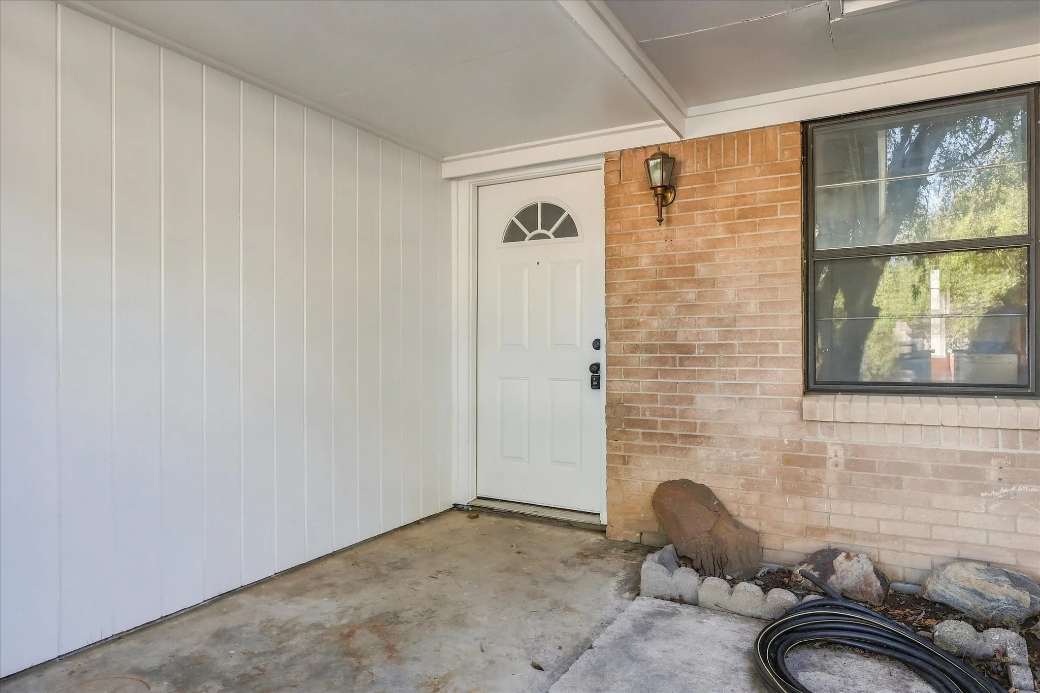 Single Family Residence For Sale in Denton County , 704 Pershing Drive, Denton, Texas 76209, 3 Bedroom, 1 Bathroom, 1 Garage spaces, 1,040 Sqft, built in 1965, mls#21405536, Real Estate Agent in Denton, Homes For Sale in Denton county, Homes For Sale in Denton, Realtor in Denton Texas, Real Estate Brokerage Independent Realty Texas, Luminita Cordes Realtor