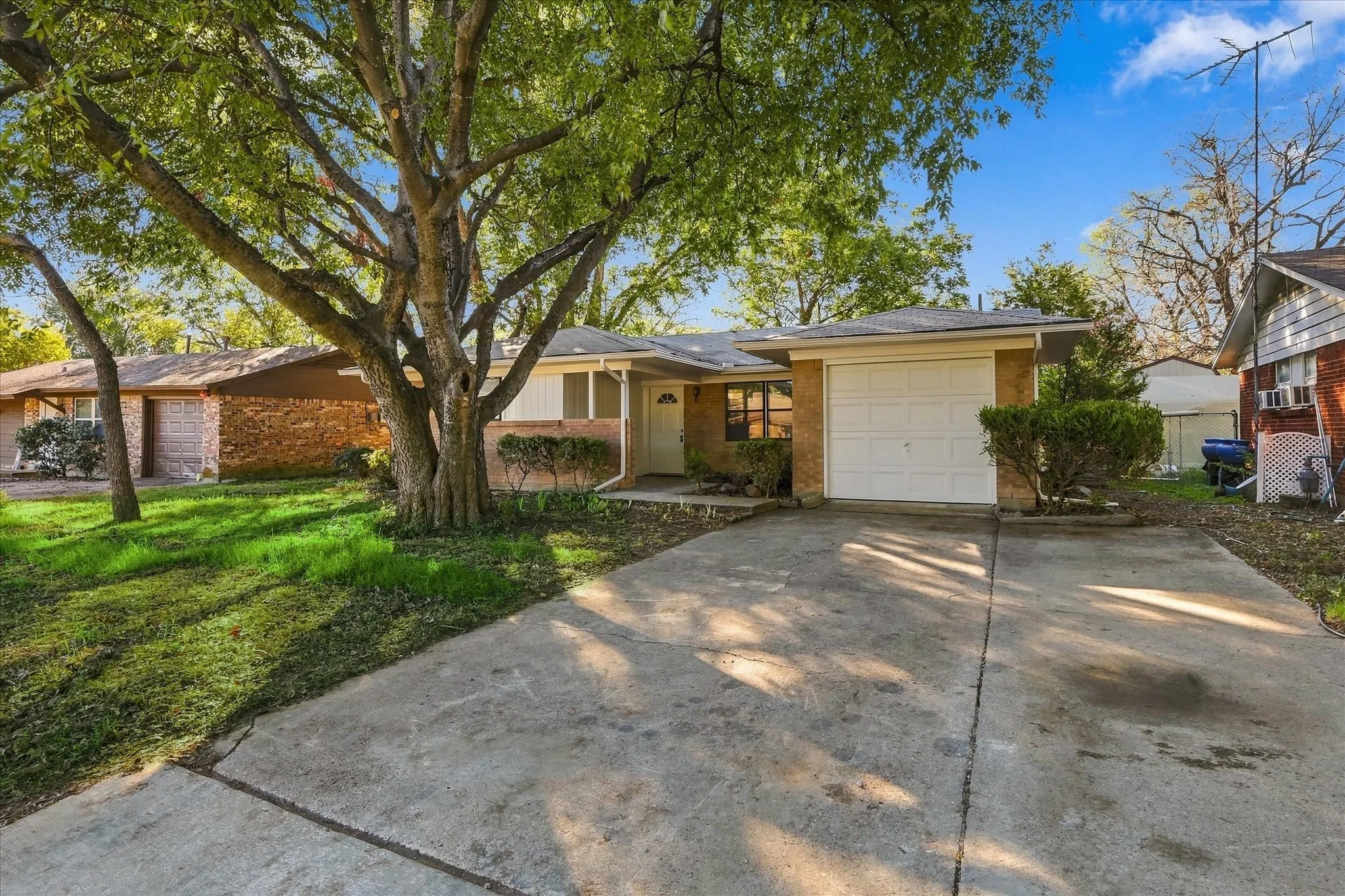 Single Family Residence For Sale in Denton County , 704 Pershing Drive, Denton, Texas 76209, 3 Bedroom, 1 Bathroom, 1 Garage spaces, 1,040 Sqft, built in 1965, mls#21405536, Real Estate Agent in Denton, Homes For Sale in Denton county, Homes For Sale in Denton, Realtor in Denton Texas, Real Estate Brokerage Independent Realty Texas, Luminita Cordes Realtor