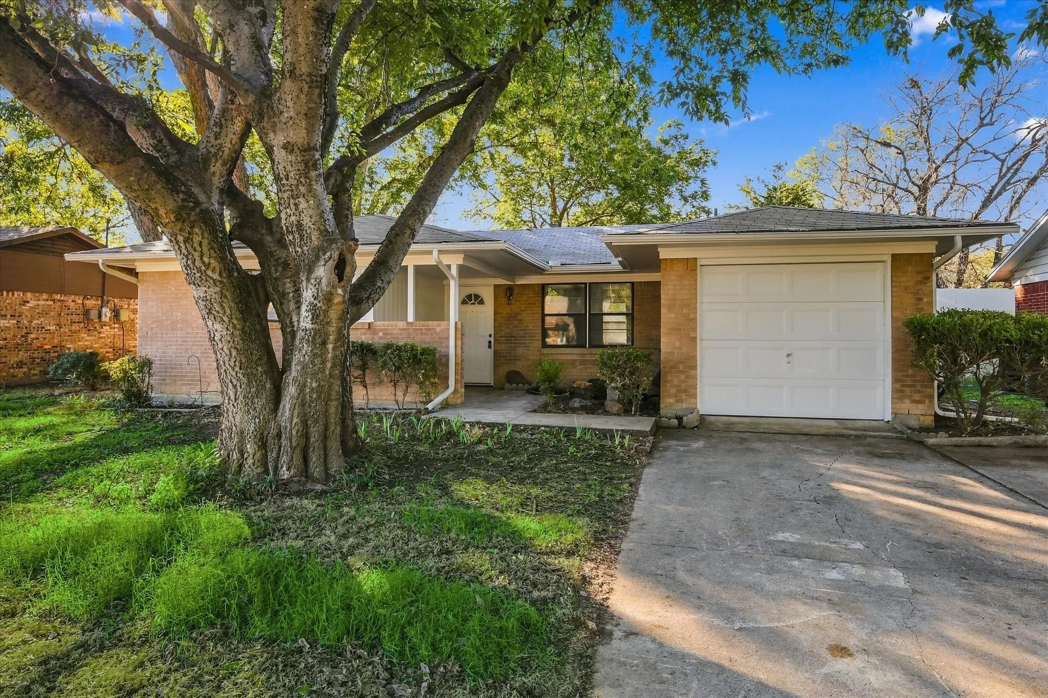 Single Family Residence For Sale in Denton County , 704 Pershing Drive, Denton, Texas 76209, 3 Bedroom, 1 Bathroom, 1 Garage spaces, 1,040 Sqft, built in 1965, mls#21405536, Real Estate Agent in Denton, Homes For Sale in Denton county, Homes For Sale in Denton, Realtor in Denton Texas, Real Estate Brokerage Independent Realty Texas, Luminita Cordes Realtor