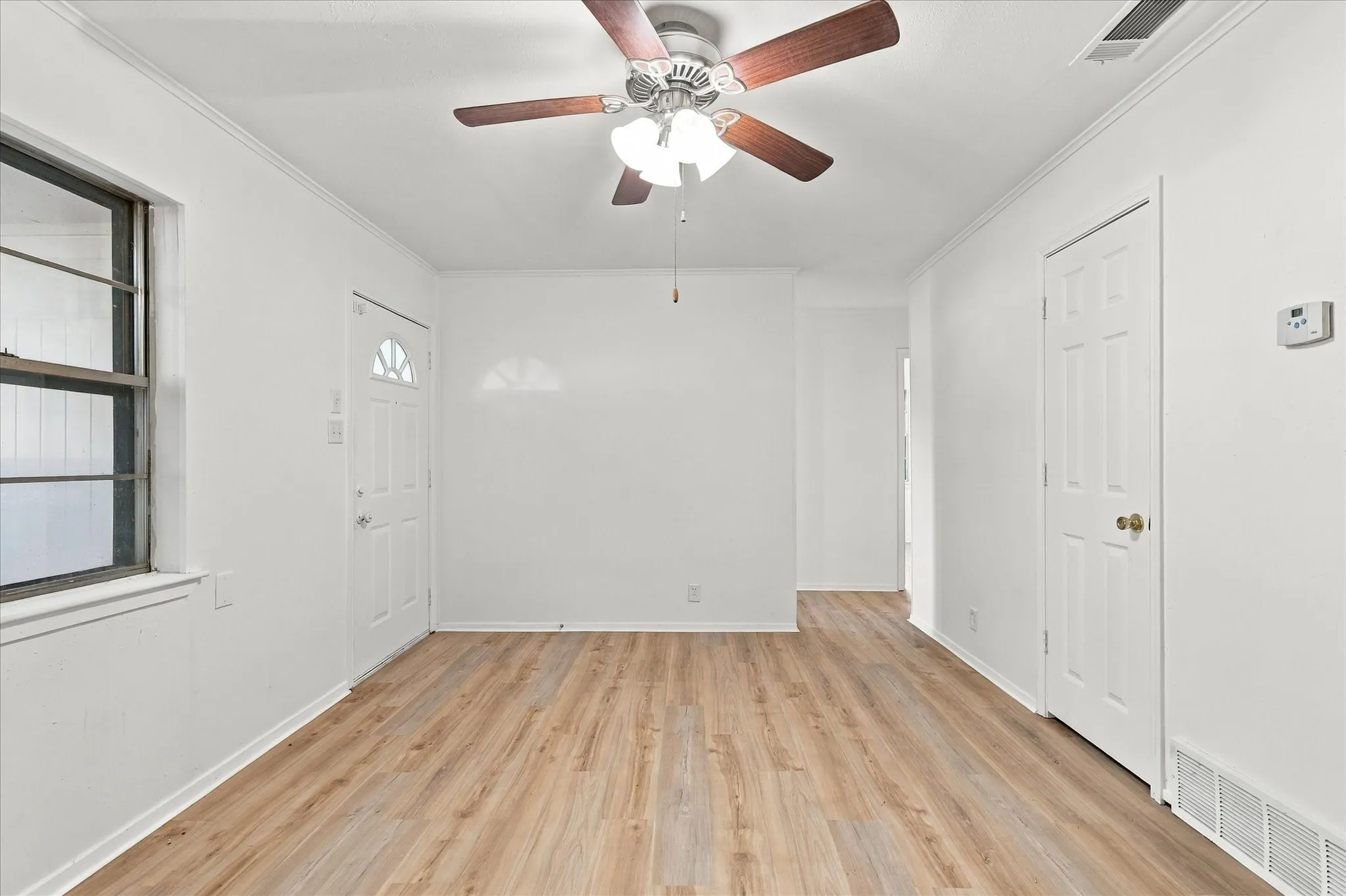 Single Family Residence For Sale in Denton County , 704 Pershing Drive, Denton, Texas 76209, 3 Bedroom, 1 Bathroom, 1 Garage spaces, 1,040 Sqft, built in 1965, mls#21405536, Real Estate Agent in Denton, Homes For Sale in Denton county, Homes For Sale in Denton, Realtor in Denton Texas, Real Estate Brokerage Independent Realty Texas, Luminita Cordes Realtor
