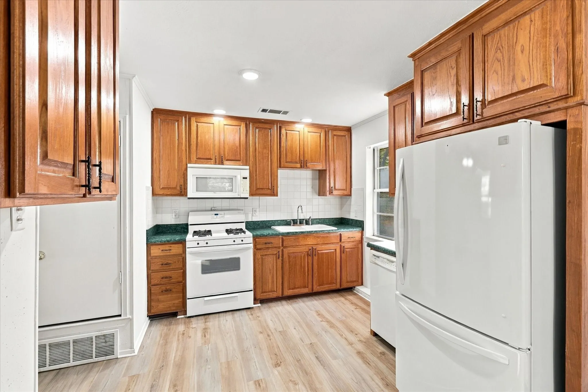 Single Family Residence For Sale in Denton County , 704 Pershing Drive, Denton, Texas 76209, 3 Bedroom, 1 Bathroom, 1 Garage spaces, 1,040 Sqft, built in 1965, mls#21405536, Real Estate Agent in Denton, Homes For Sale in Denton county, Homes For Sale in Denton, Realtor in Denton Texas, Real Estate Brokerage Independent Realty Texas, Luminita Cordes Realtor