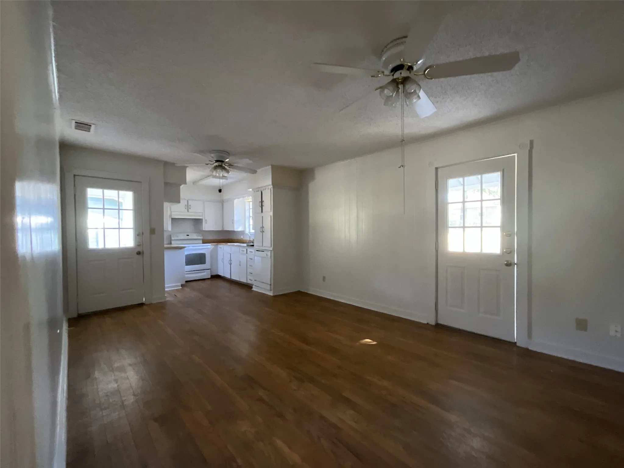 Single Family Residence For Rent in Van Zandt County , 1130 Clay Street, Canton, Texas 75103, 3 Bedroom, 1 Bathroom, Garage spaces, 1,096 Sqft, built in 1967, mls#21397446, Real Estate Agent in Canton, Homes For Rent in Van Zandt county, Homes For Rent in Canton, Realtor in Canton Texas, Real Estate Brokerage Independent Realty Texas, Luminita Cordes Realtor