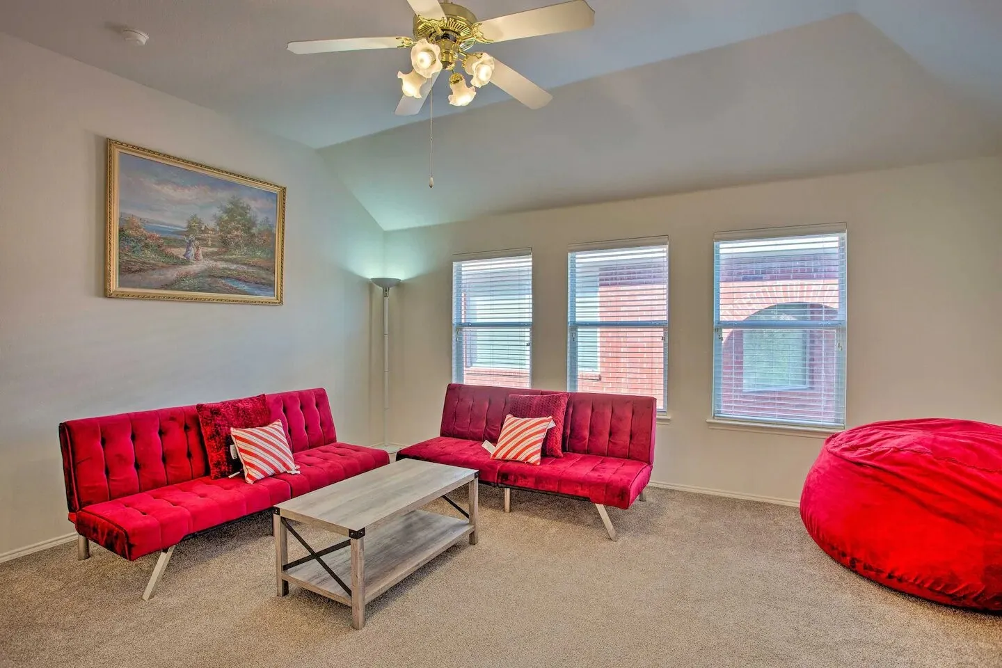 Vaulted ceiling with an attached ceiling fan and light fixture