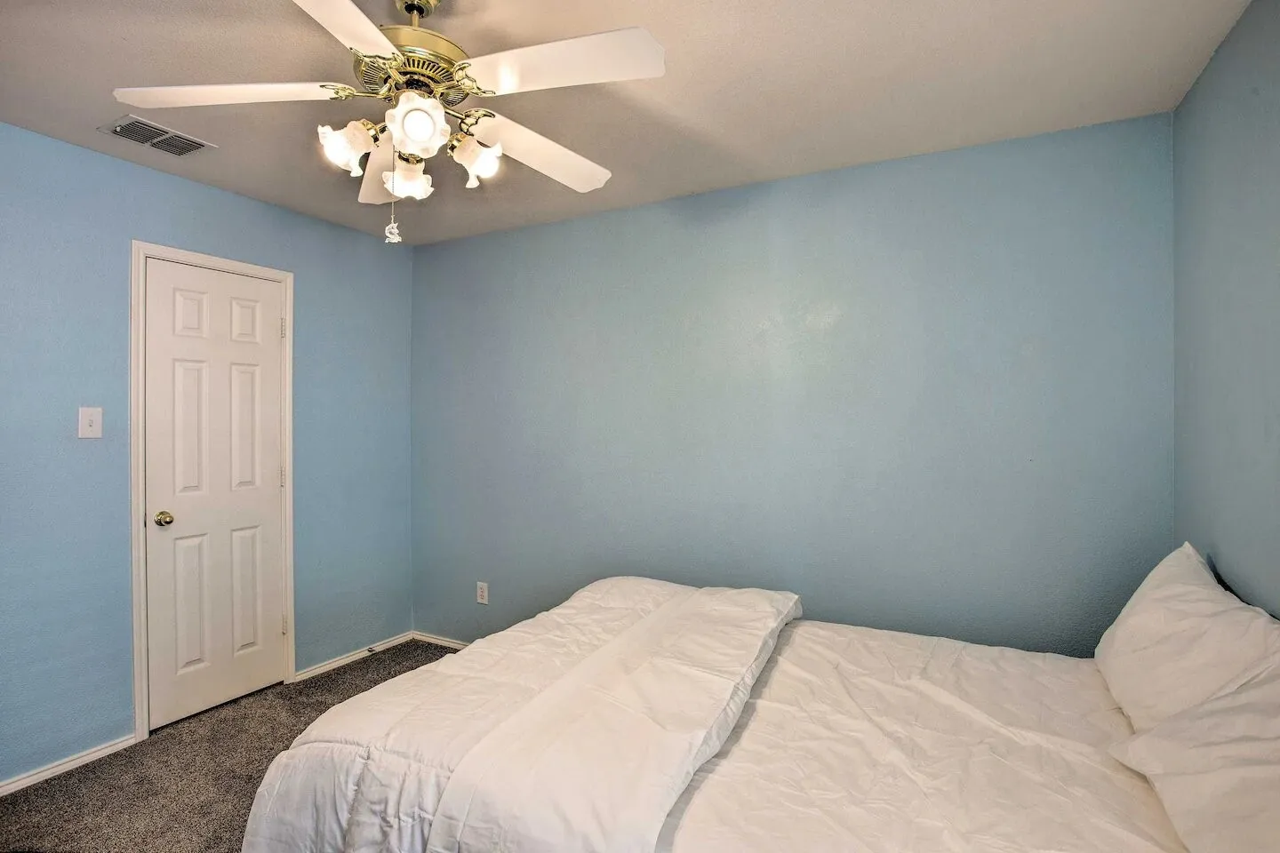 Ceiling fan with integrated lighting