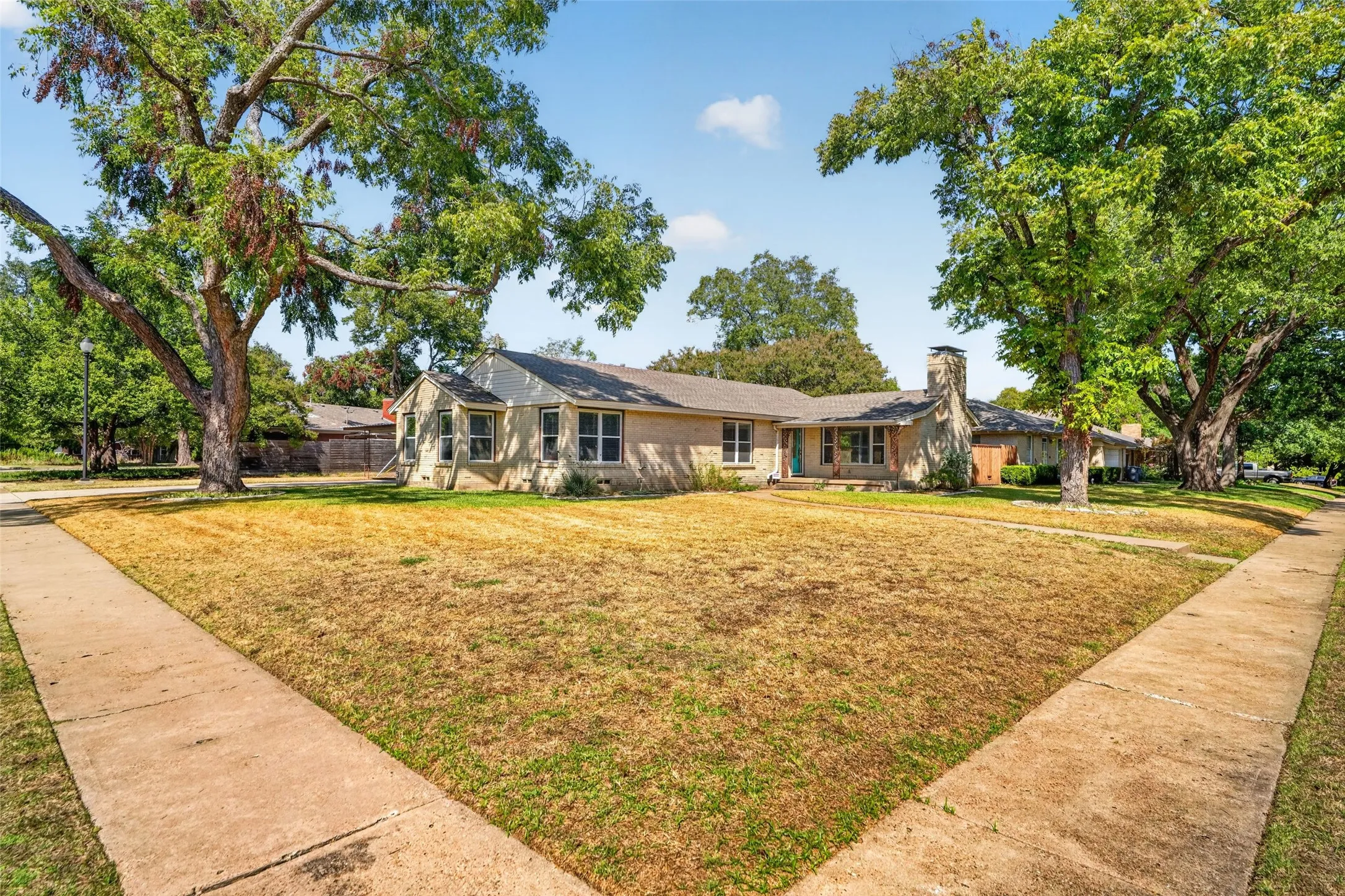 Single Family Residence For Sale in Dallas County , 9733 Edgelake Drive, Dallas, Texas 75218, 3 Bedroom, 2 Bathroom, 2 Garage spaces, 1,813 Sqft, built in 1951, mls#21405994, Real Estate Agent in Dallas, Homes For Sale in Dallas county, Homes For Sale in Dallas, Realtor in Dallas Texas, Real Estate Brokerage Independent Realty Texas, Luminita Cordes Realtor